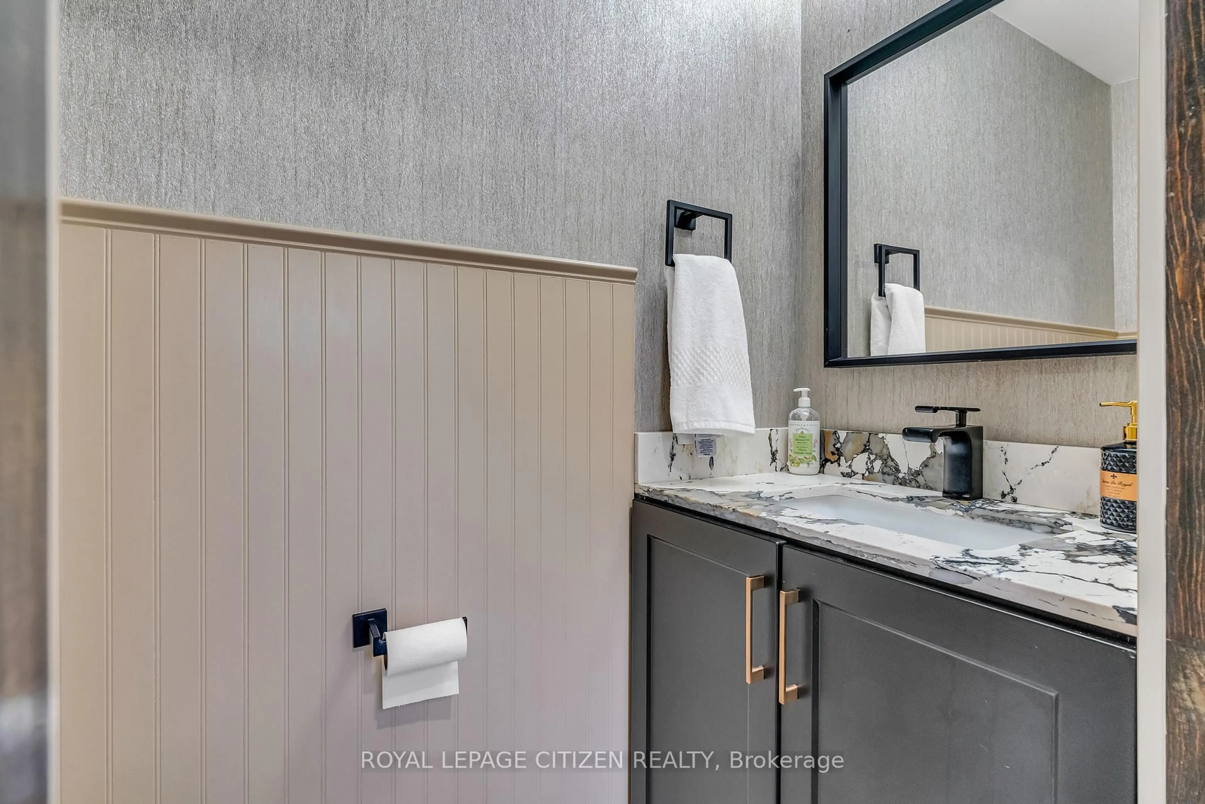 Standard bathroom, ceramic/tile floor for 7567 Wildfern Dr, Mississauga Ontario L4T 3P7