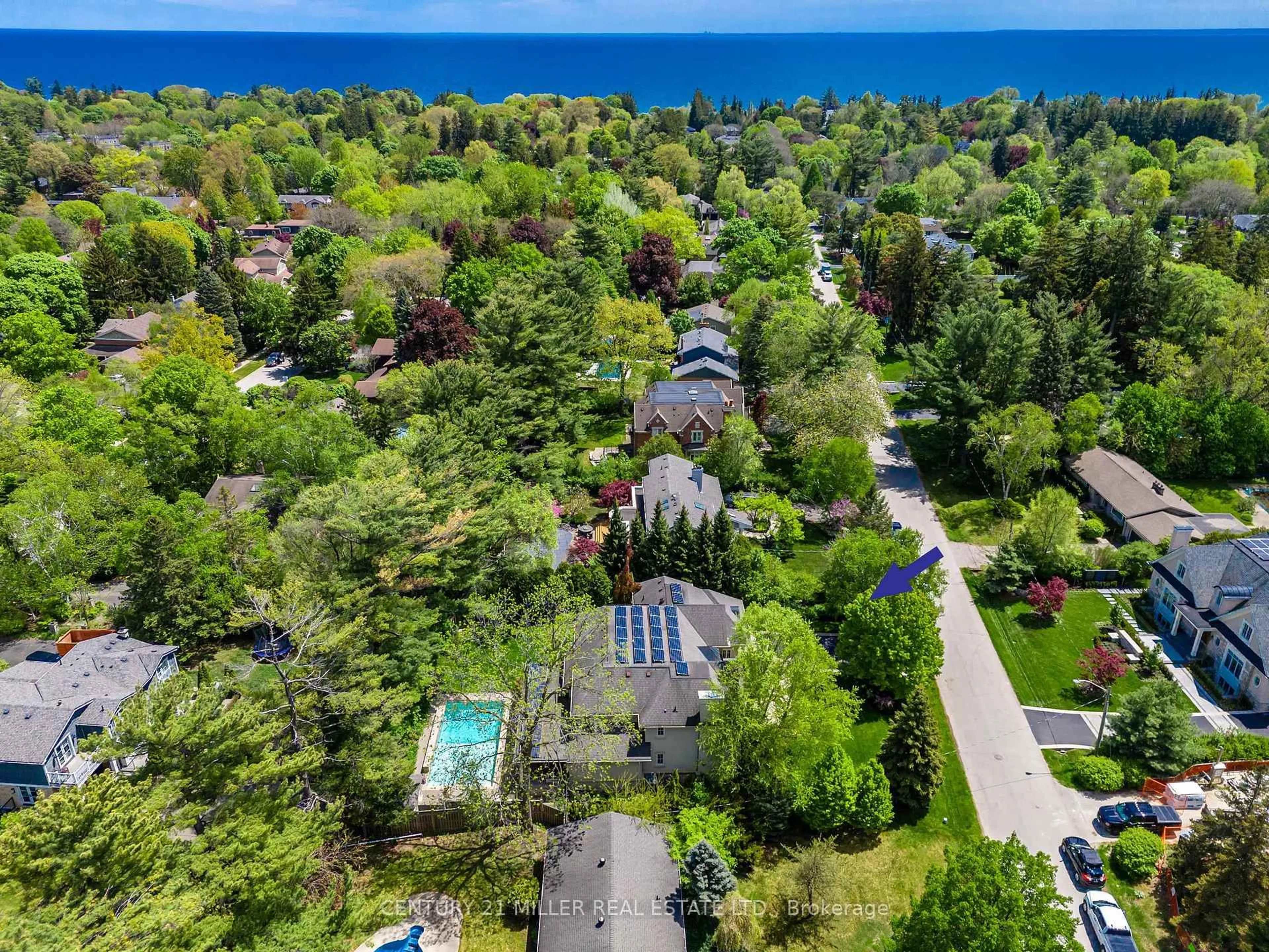 A pic from outside/outdoor area/front of a property/back of a property/a pic from drone, water/lake/river/ocean view for 267 Eastcourt Rd, Oakville Ontario L6J 4Y5