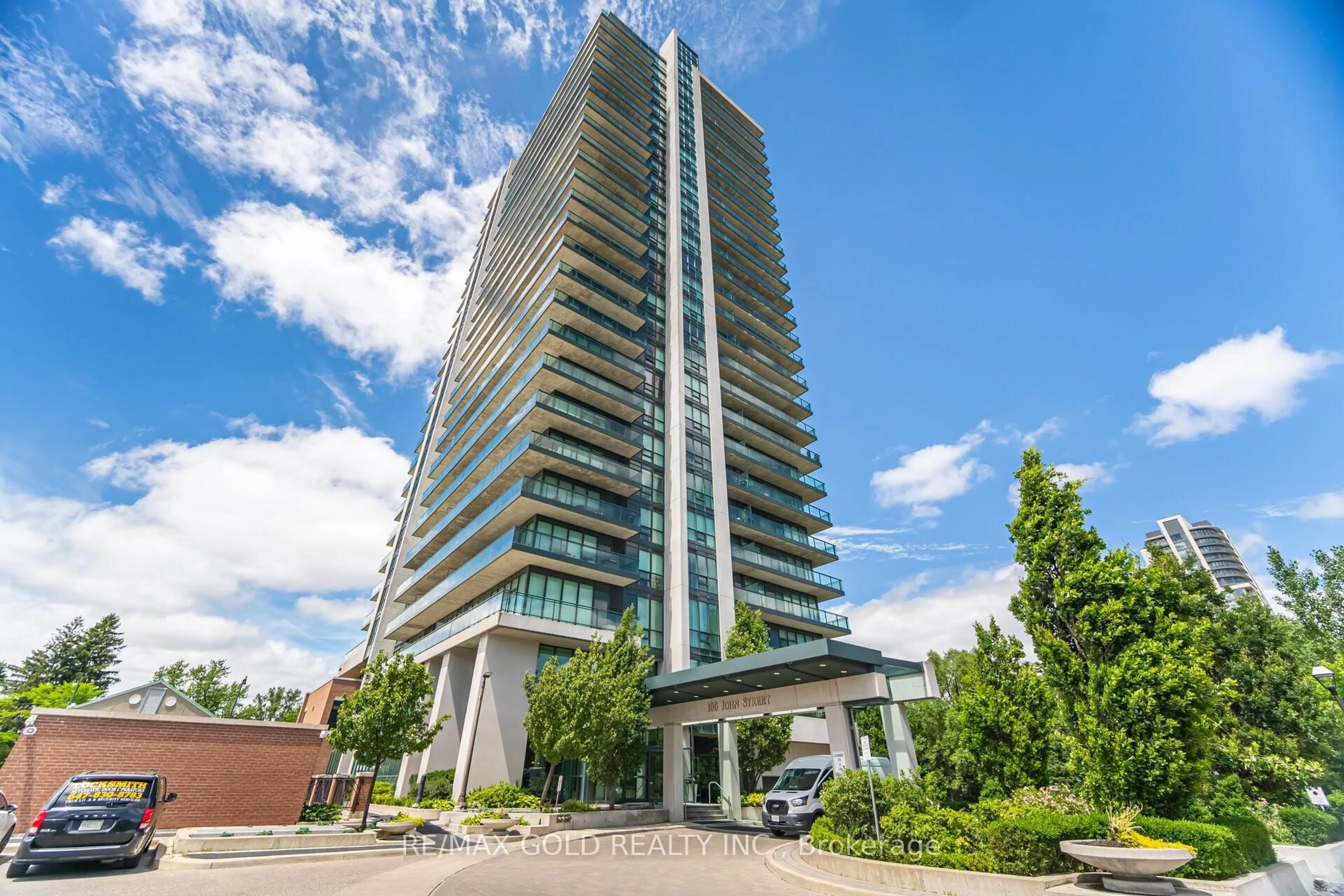Indoor foyer for 100 John St #2007, Brampton Ontario L6W 0A8