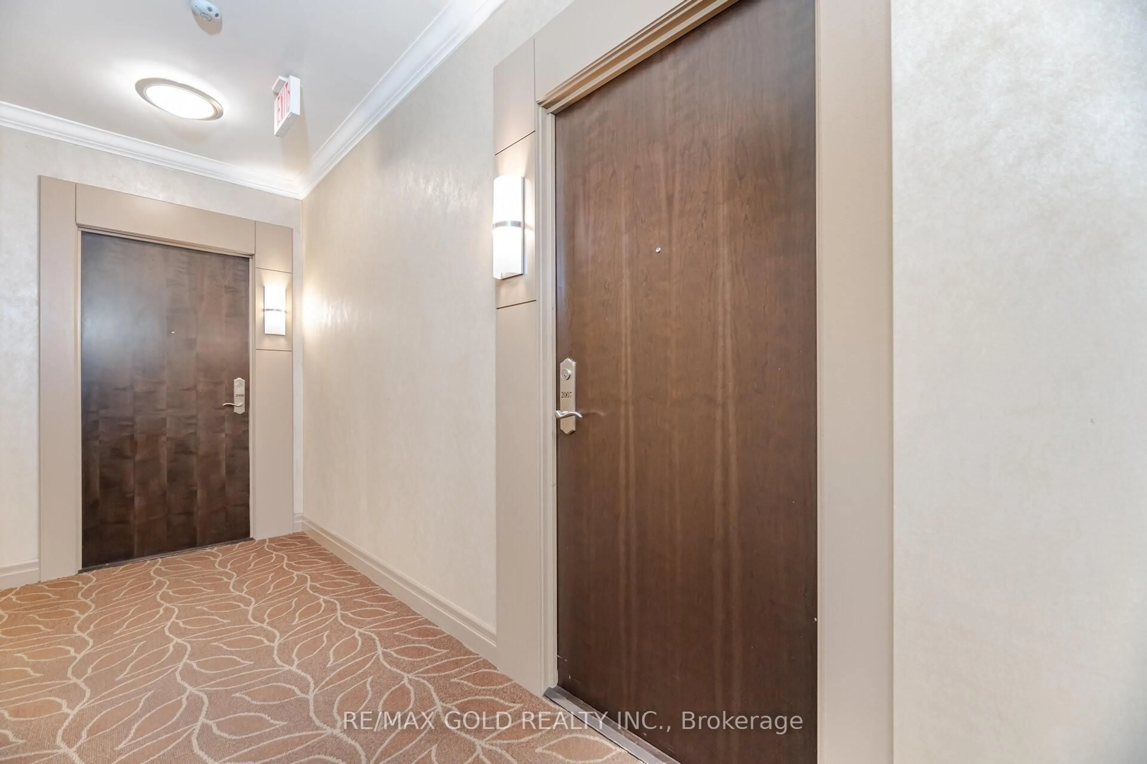 Indoor foyer for 100 John St #2007, Brampton Ontario L6W 0A8