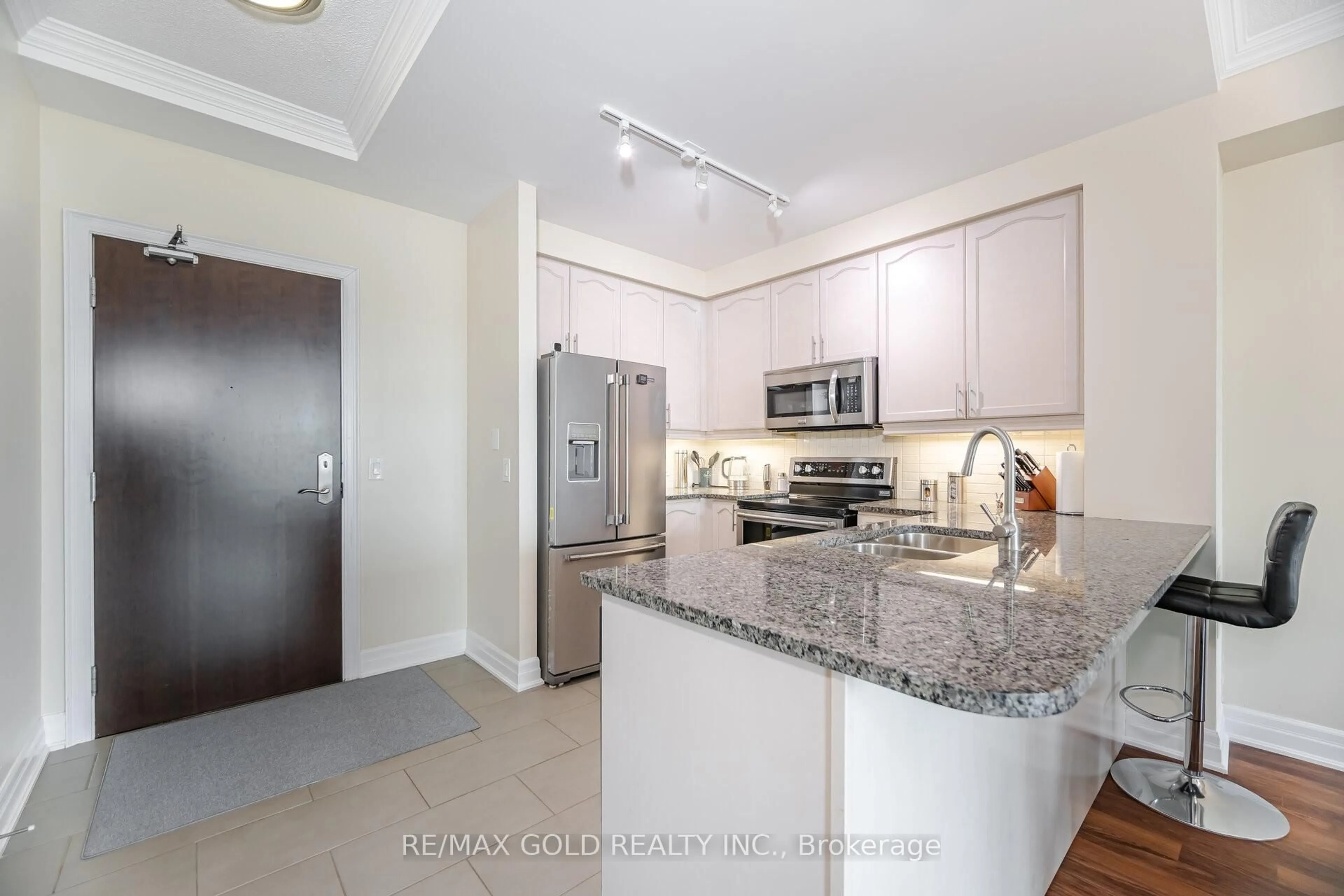 Open concept kitchen, ceramic/tile floor for 100 John St #2007, Brampton Ontario L6W 0A8