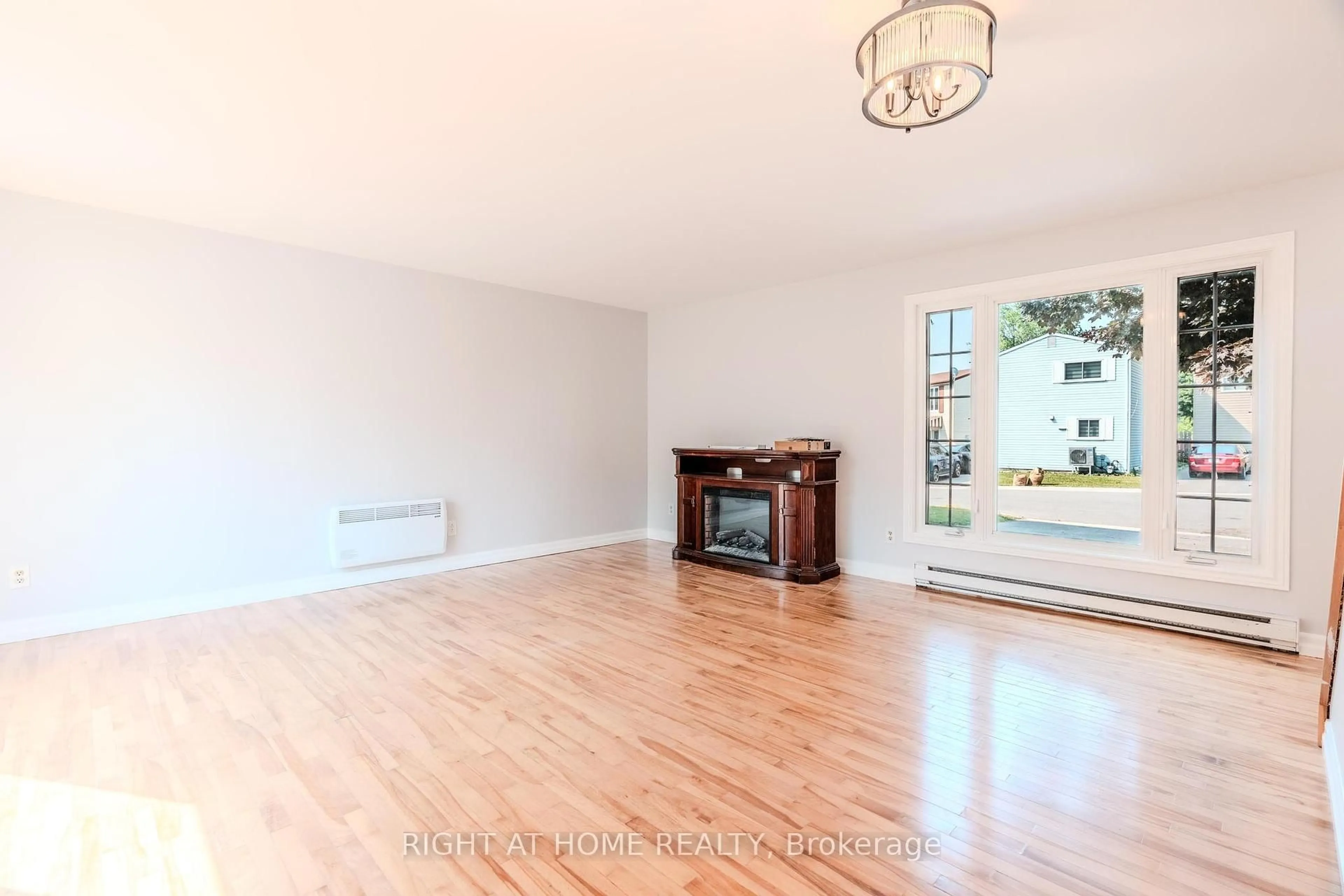 A pic of a room for 19 Hearthstone Crt, Brampton Ontario L6S 1N8