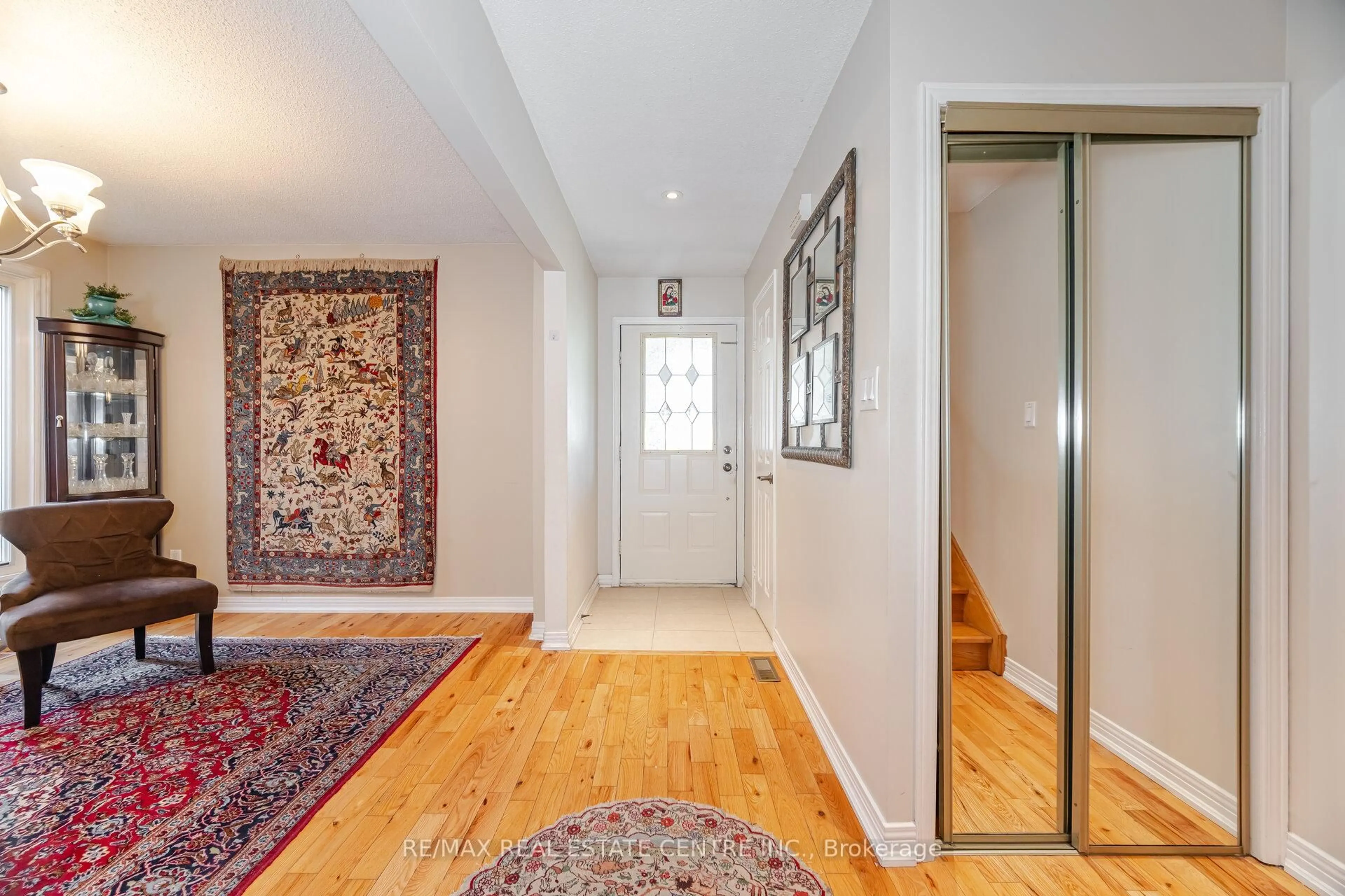 Indoor entryway for 5860 Shay Downs, Mississauga Ontario L5M 3G3