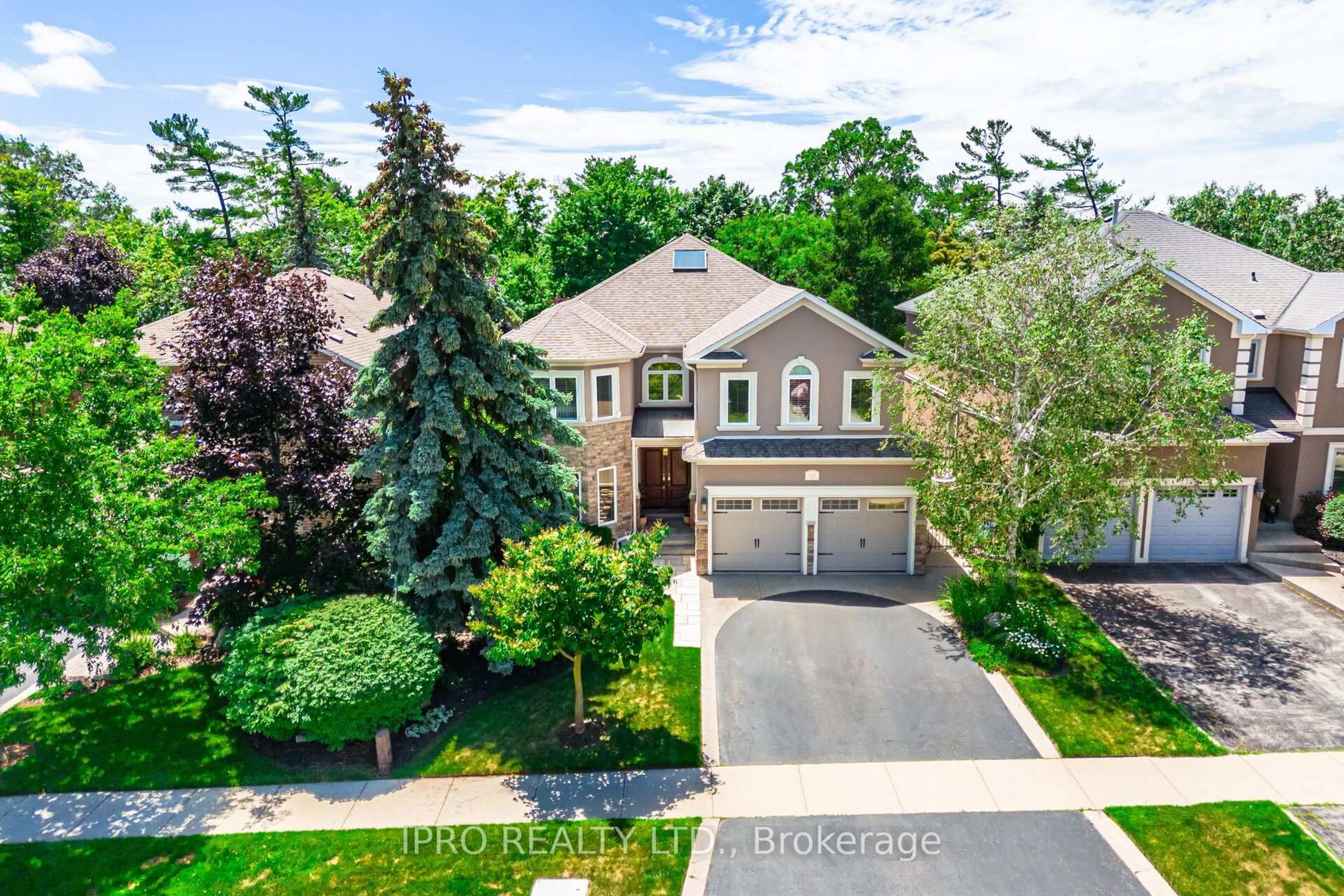 A pic from outside/outdoor area/front of a property/back of a property/a pic from drone, street for 2246 Grand Ravine Dr, Oakville Ontario L6H 6B1
