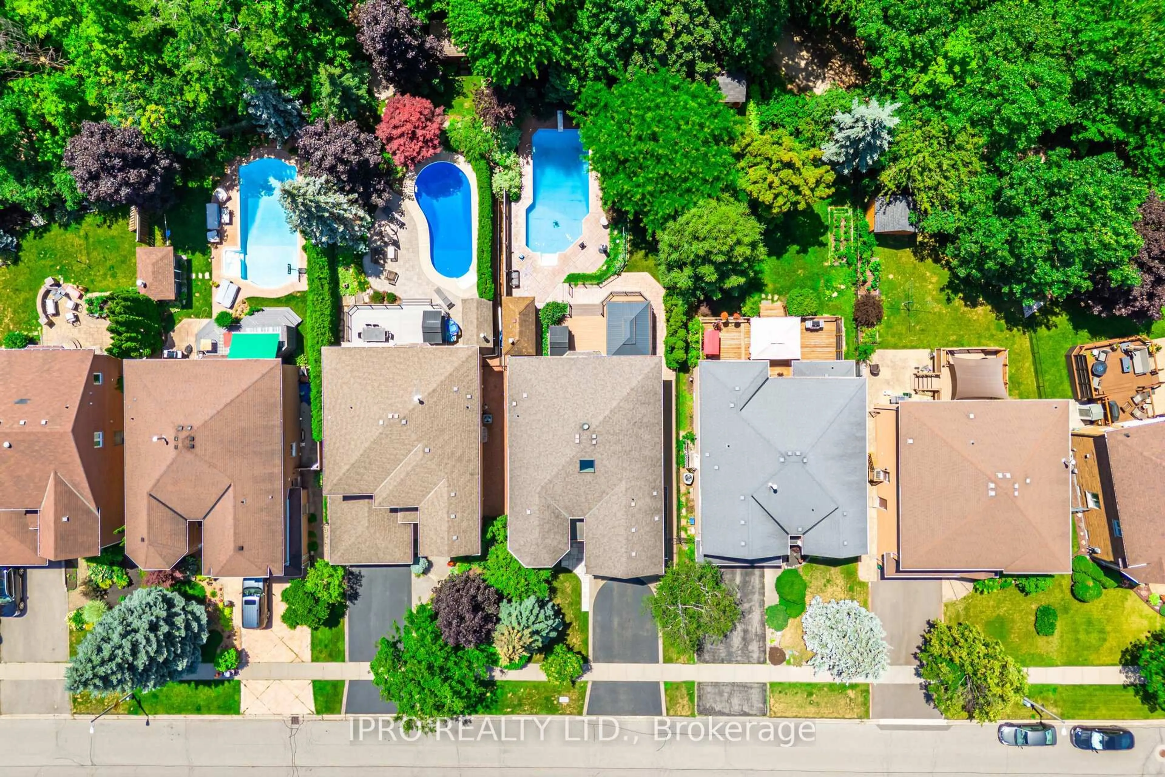 A pic from outside/outdoor area/front of a property/back of a property/a pic from drone, street for 2246 Grand Ravine Dr, Oakville Ontario L6H 6B1