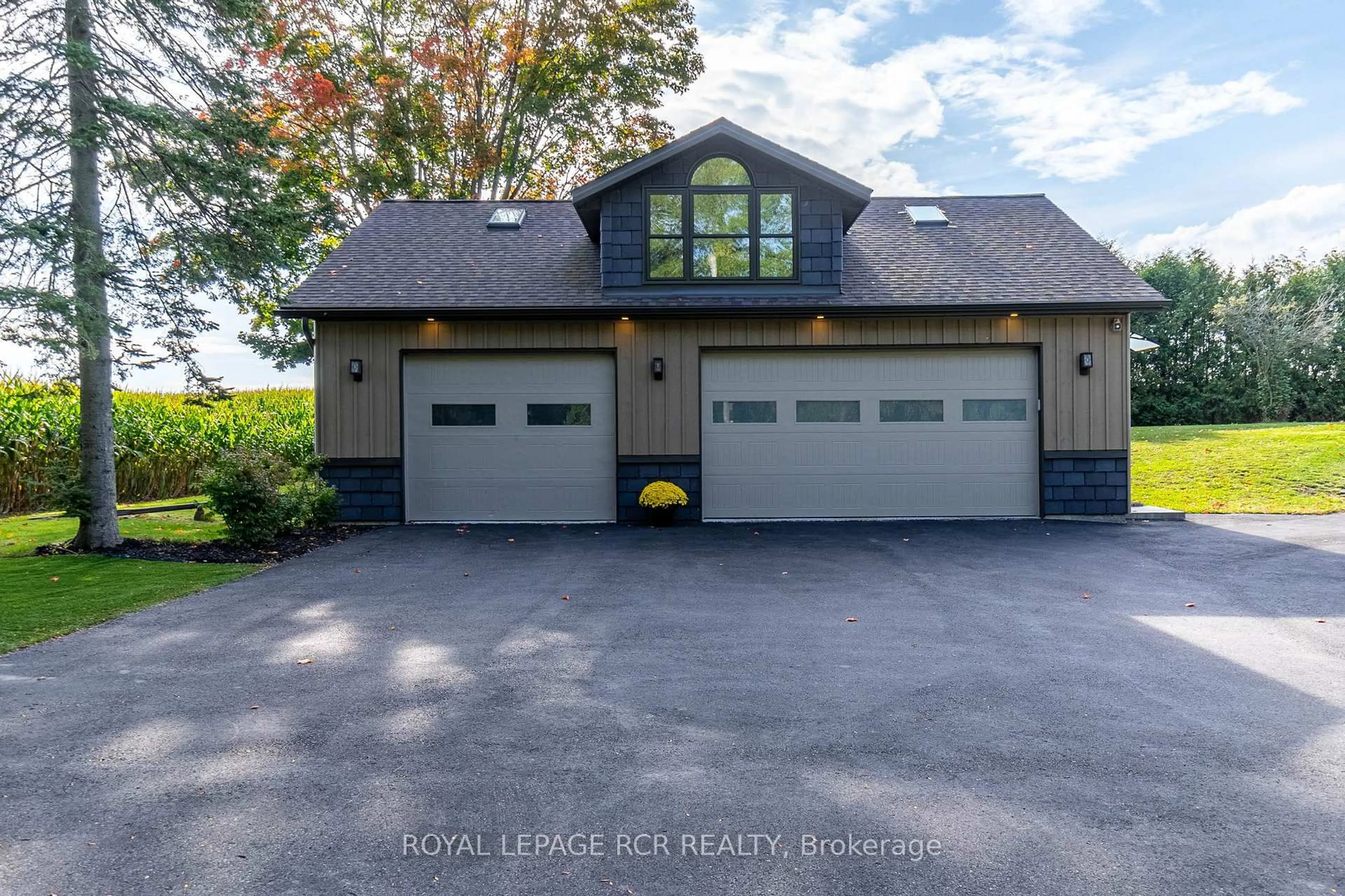 Indoor garage for 9213 Castlederg Sdrd, Caledon Ontario L7E 0S8