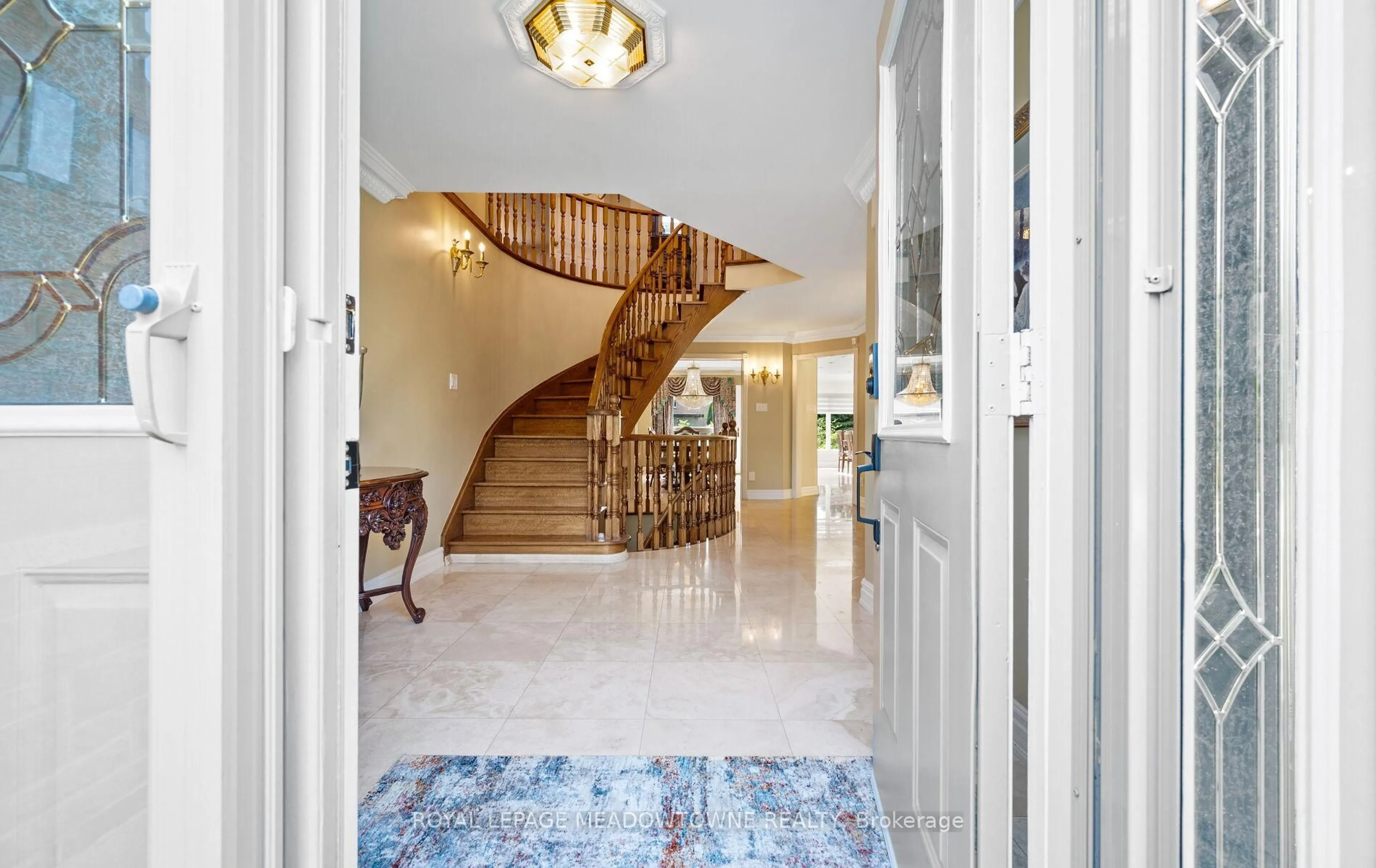 Indoor foyer for 36 Shadywood Rd, Brampton Ontario L6Z 4M1