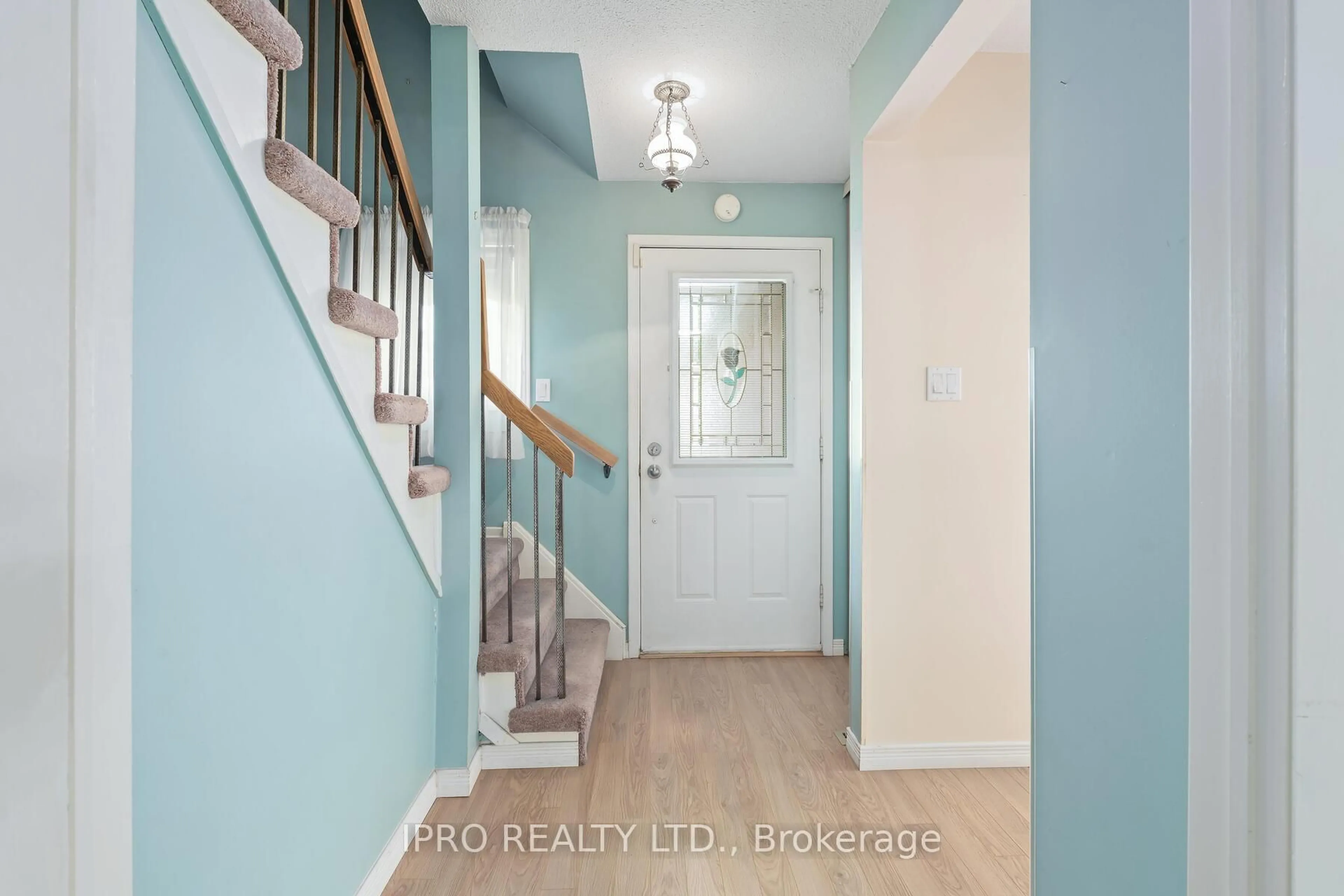 Indoor entryway for 5 Greenleaf Cres, Brampton Ontario L6X 2V5