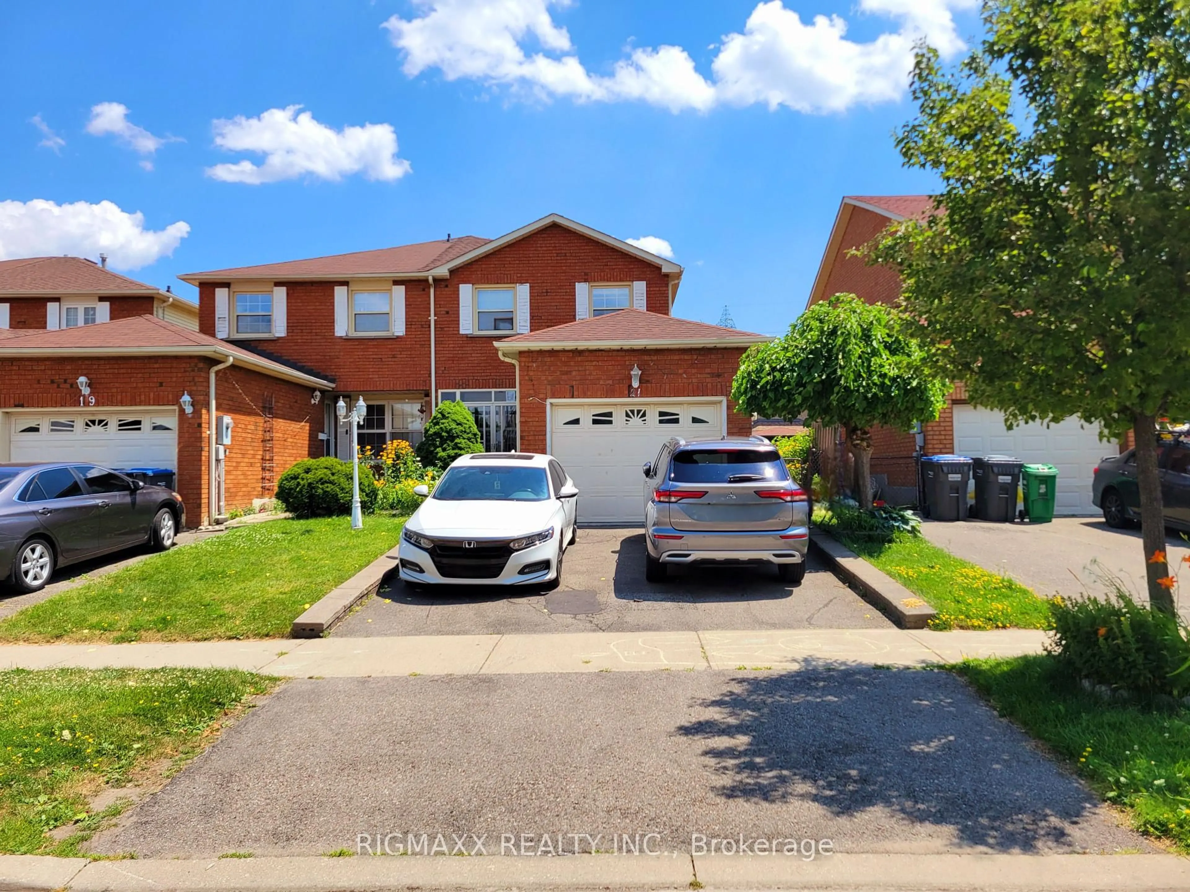 A pic from outside/outdoor area/front of a property/back of a property/a pic from drone, street for 21 Tulip Dr, Brampton Ontario L6Y 3V9