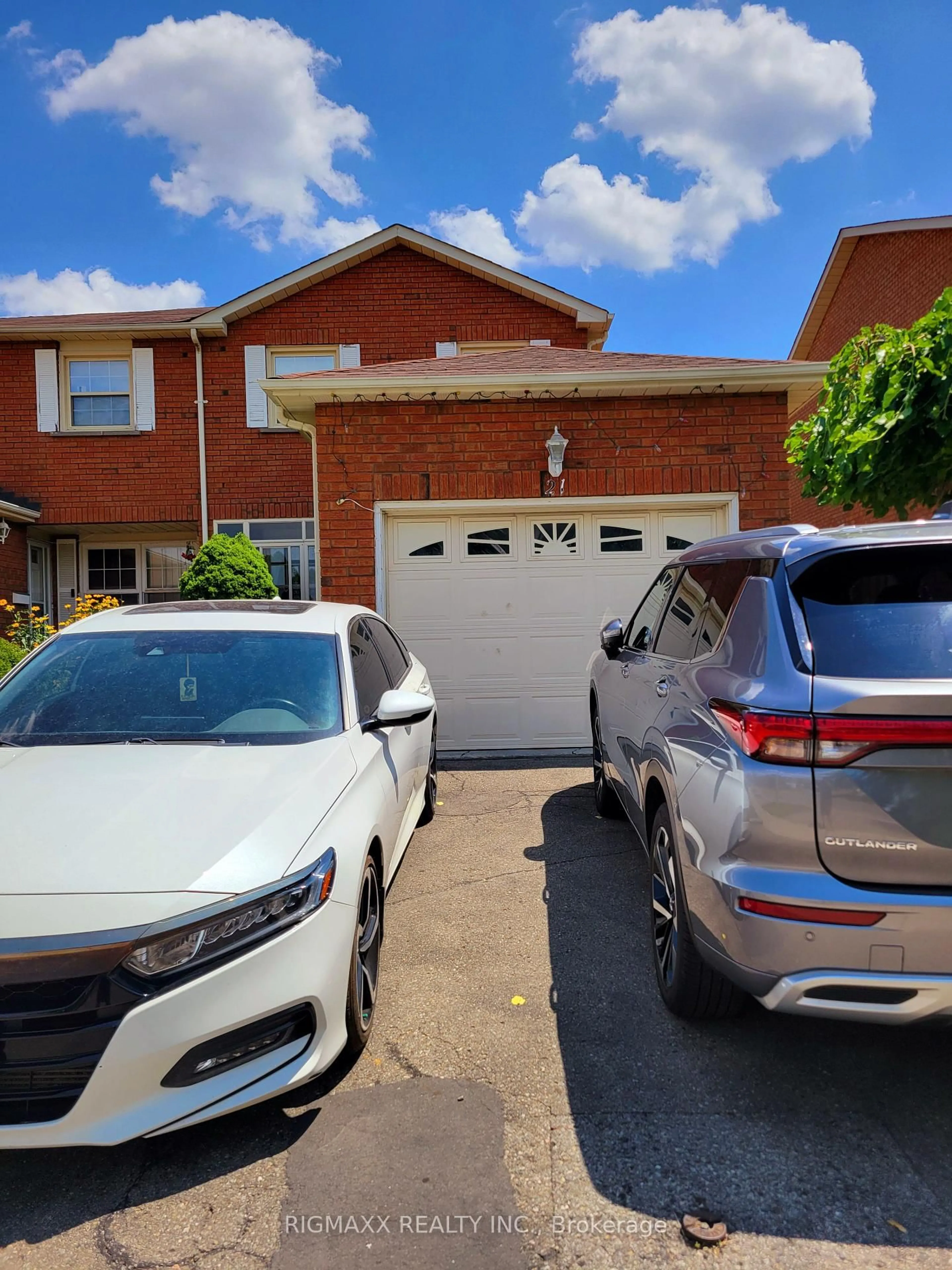 A pic from outside/outdoor area/front of a property/back of a property/a pic from drone, street for 21 Tulip Dr, Brampton Ontario L6Y 3V9
