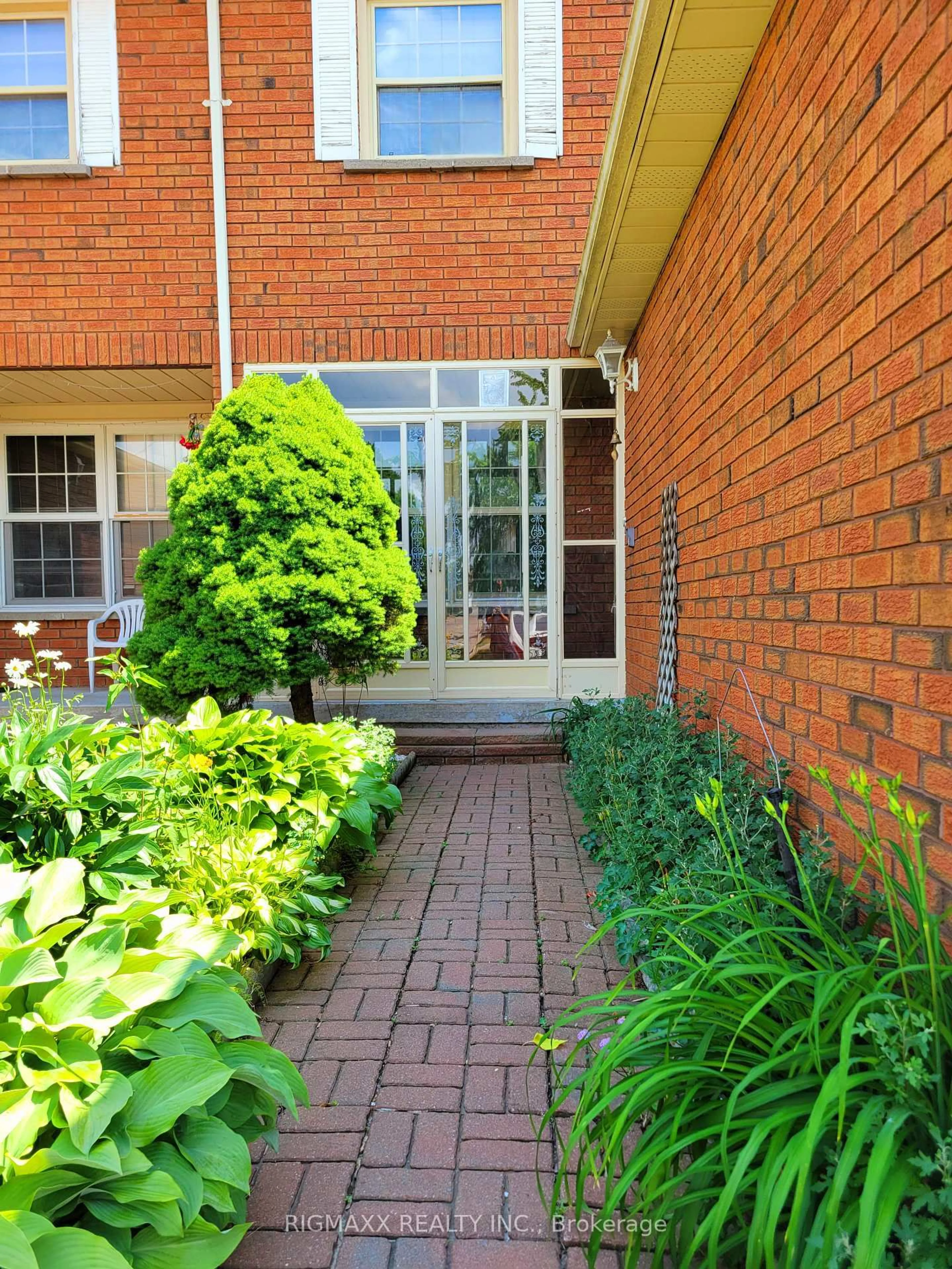 Home with brick exterior material, street for 21 Tulip Dr, Brampton Ontario L6Y 3V9