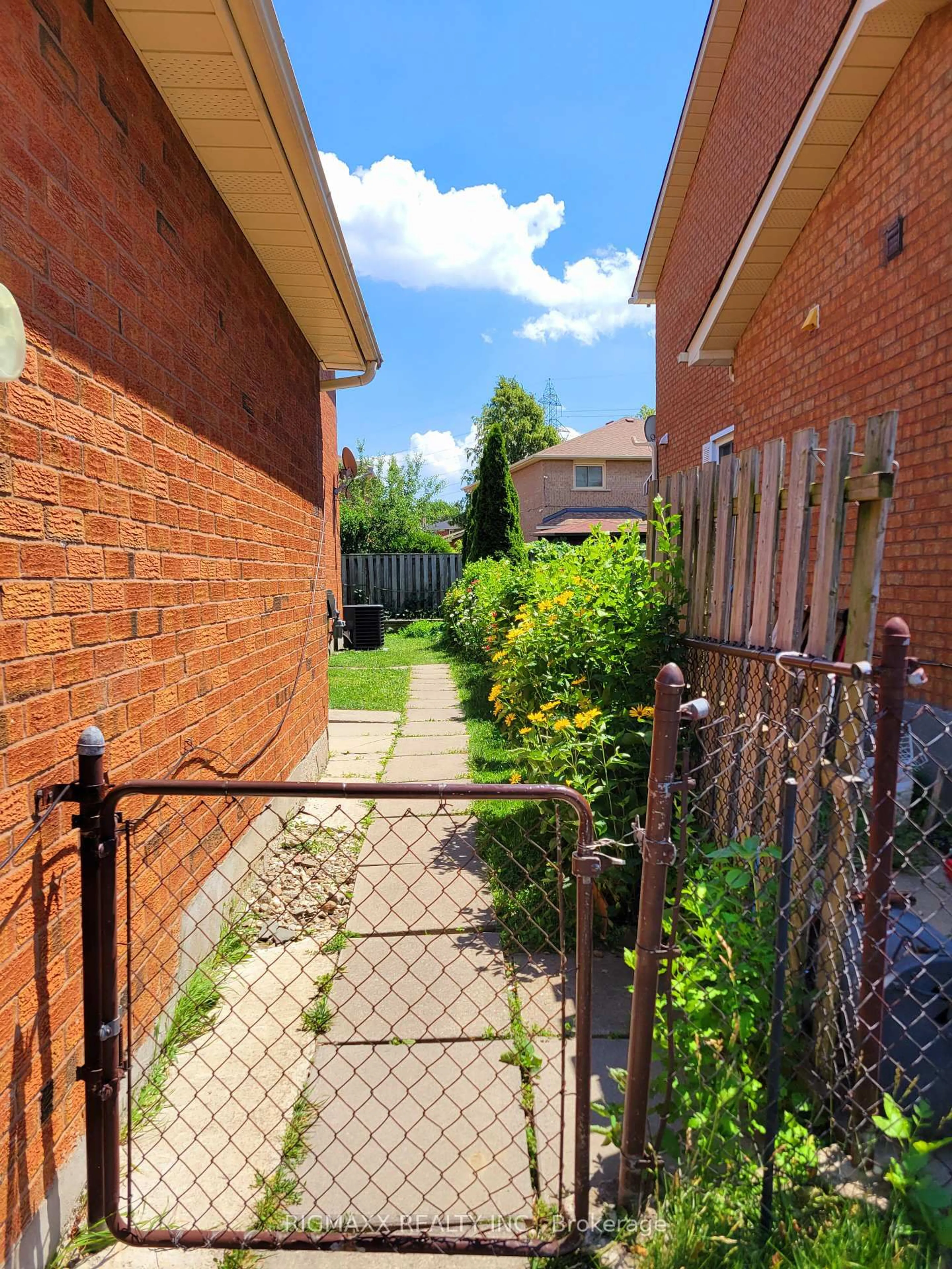 Patio, street for 21 Tulip Dr, Brampton Ontario L6Y 3V9