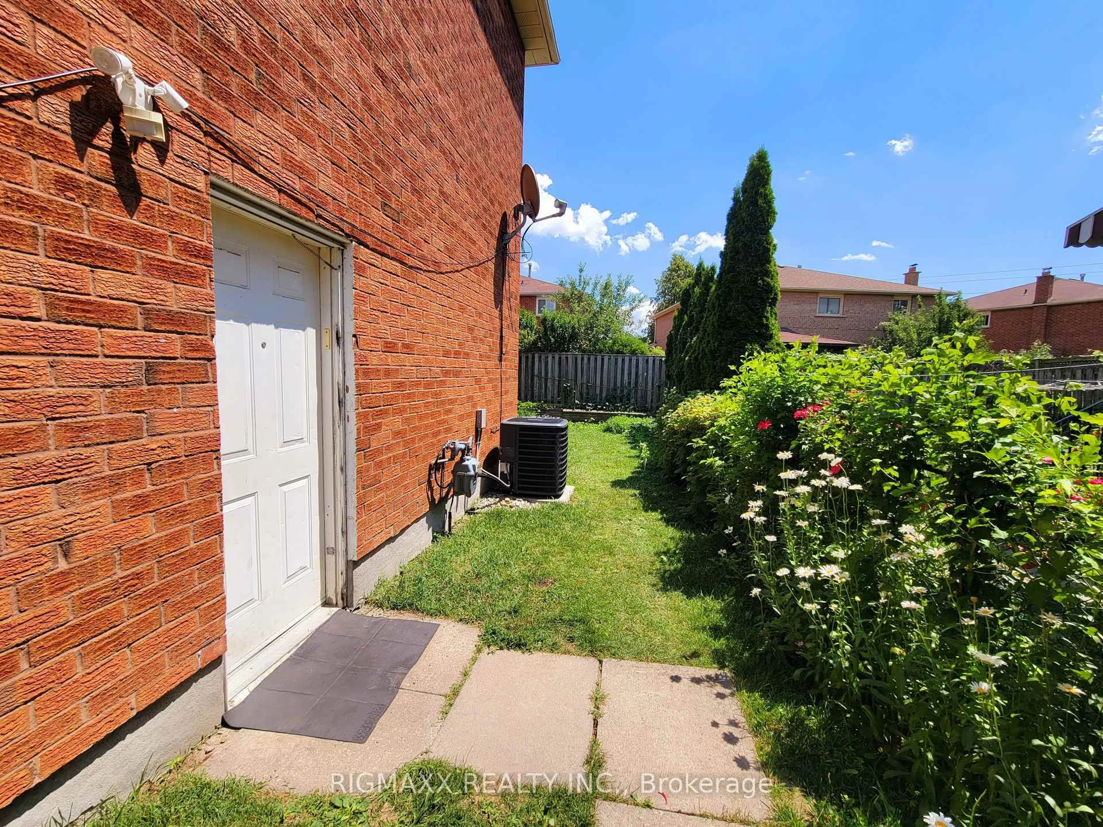 A pic from outside/outdoor area/front of a property/back of a property/a pic from drone, street for 21 Tulip Dr, Brampton Ontario L6Y 3V9