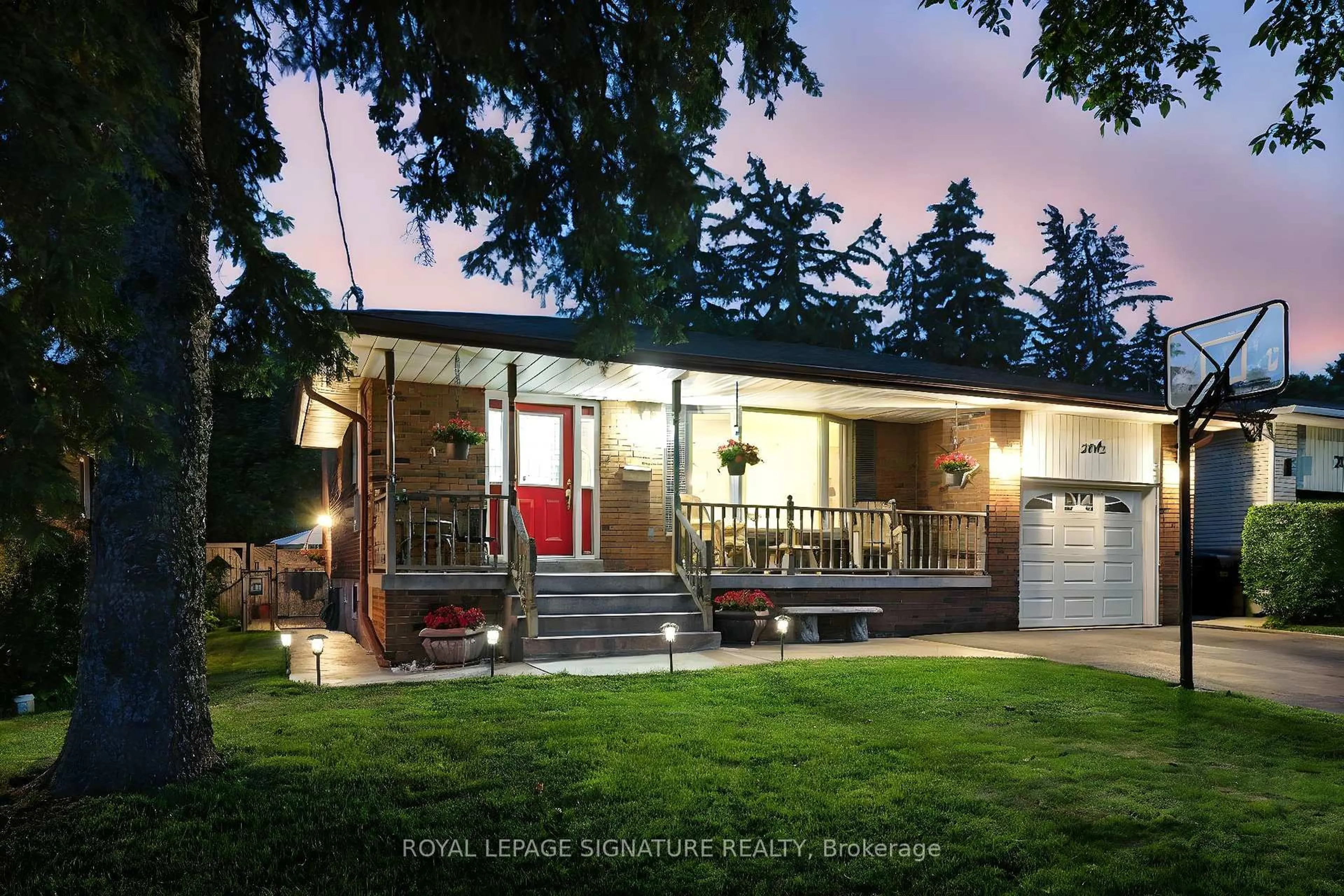 Home with vinyl exterior material, street for 2002 Ingledale Rd, Mississauga Ontario L5J 2H2