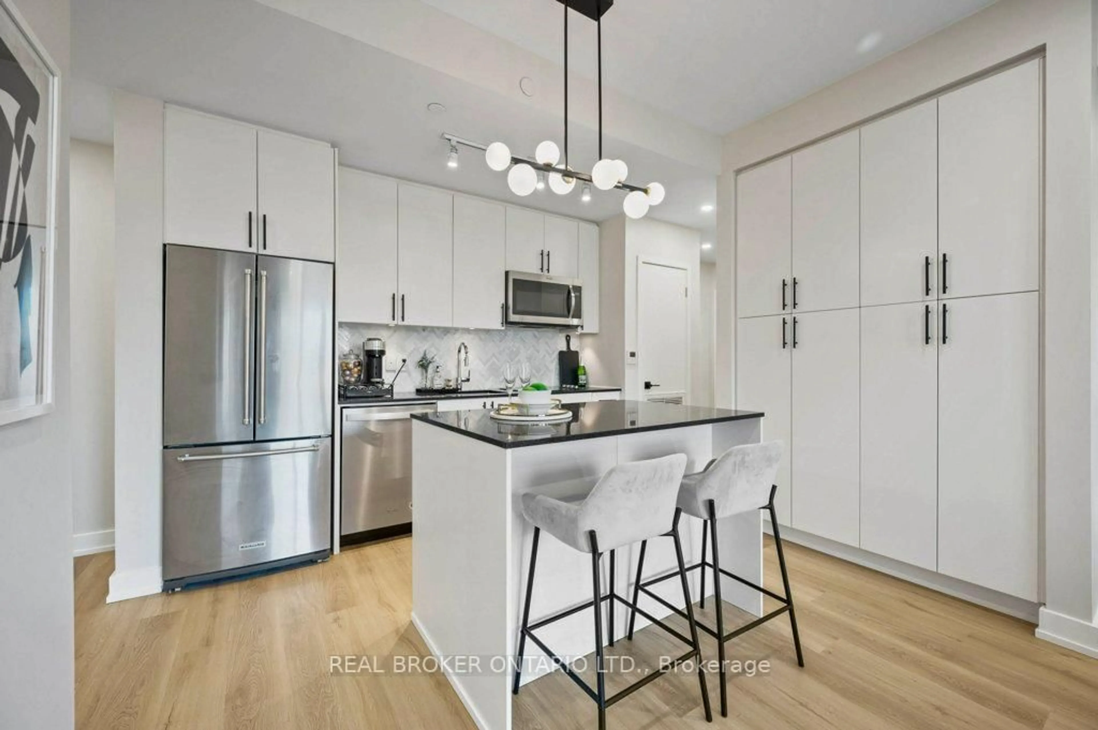 Contemporary kitchen, unknown for 168 Sabina Dr #118, Oakville Ontario L6H 0W5