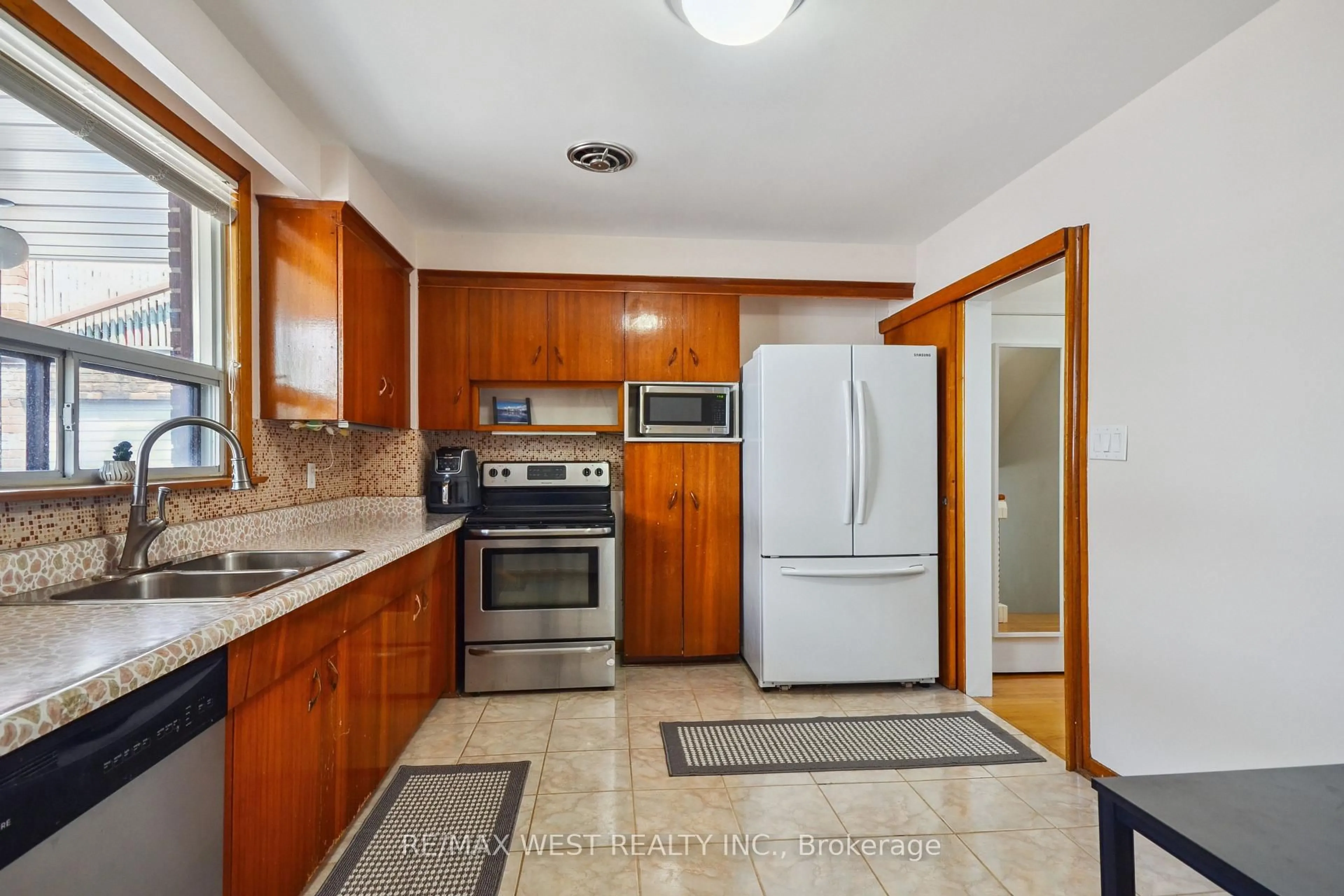Standard kitchen, ceramic/tile floor for 30 Salem Ave, Toronto Ontario M6H 3C1