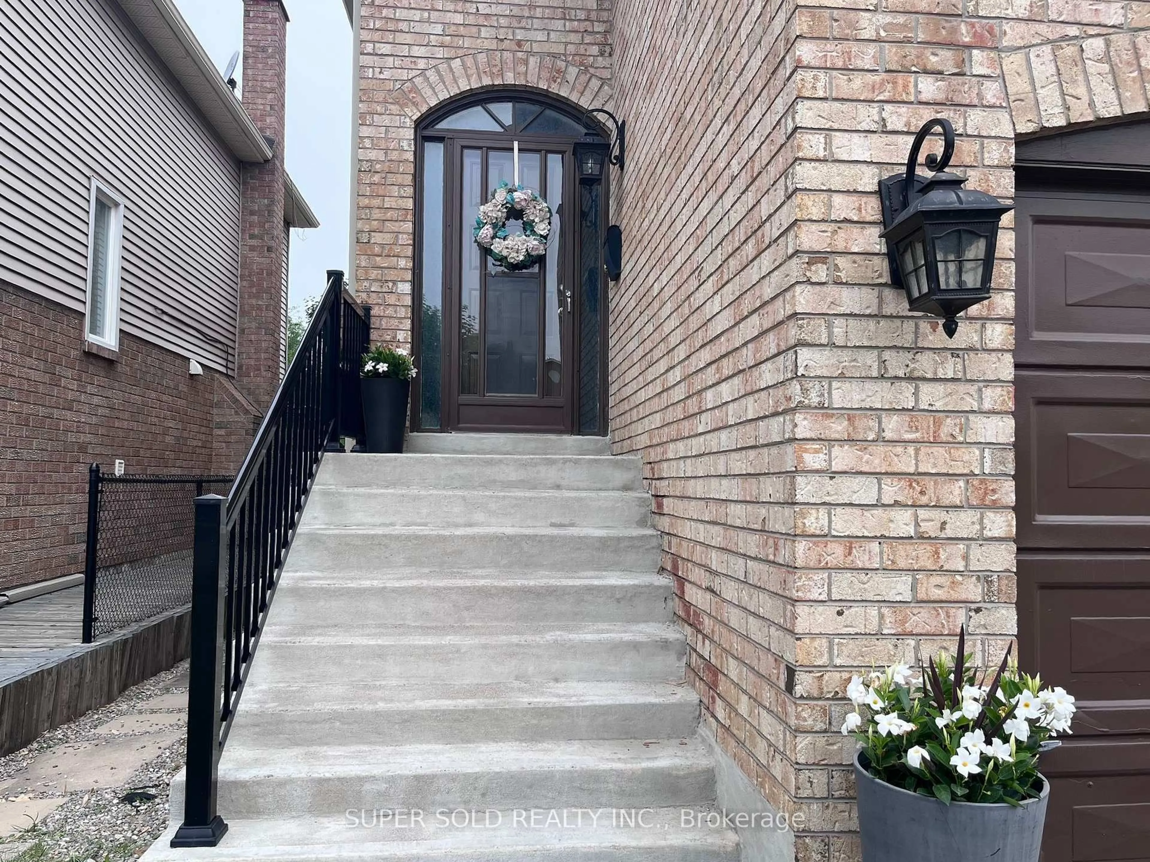 Indoor entryway for 25 Floribunda Cres, Brampton Ontario L6T 4R8