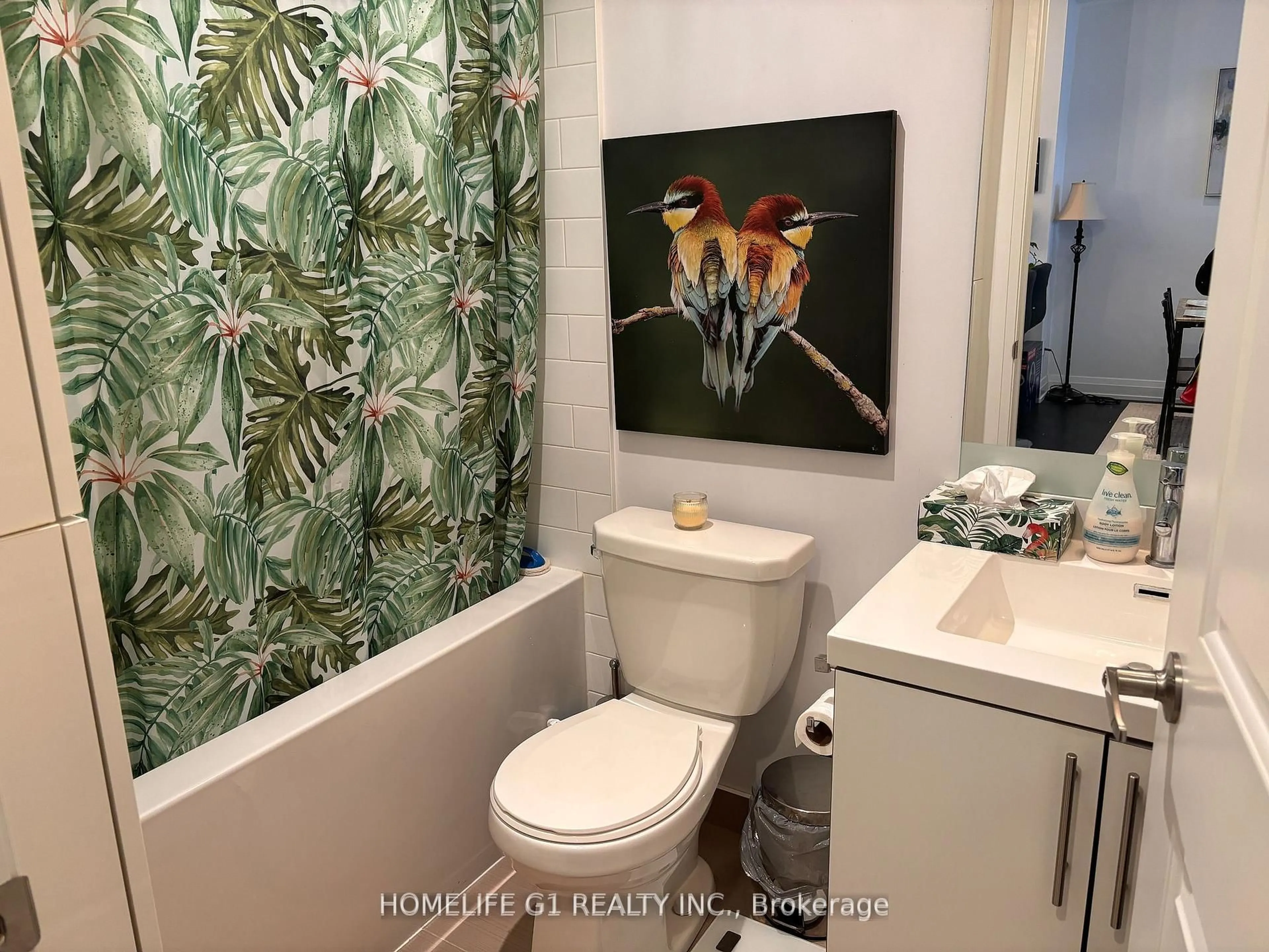 Standard bathroom, ceramic/tile floor for 65 Speers Rd #318, Oakville Ontario L6K 2E6