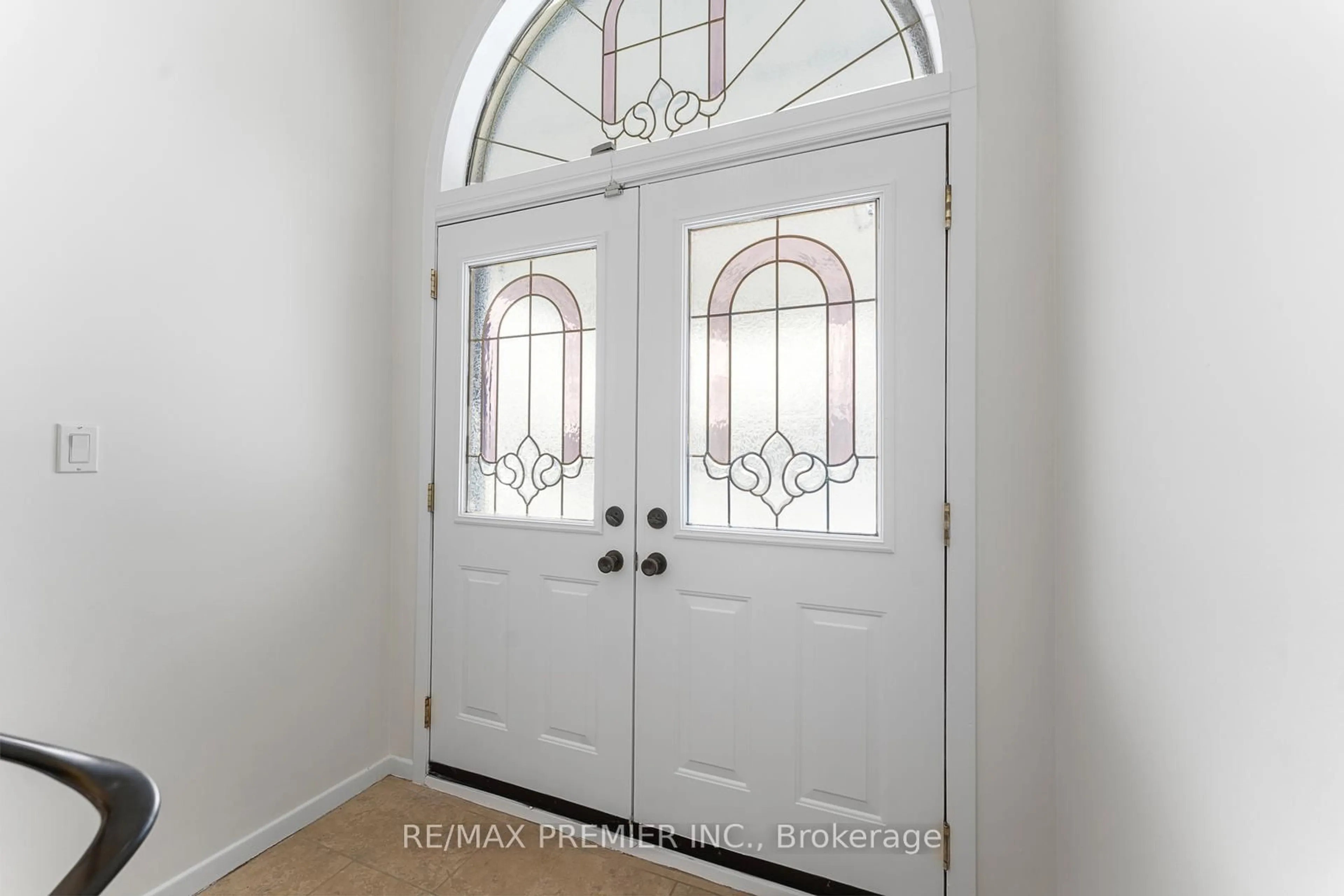 Indoor entryway for 96 Cabana Dr, Toronto Ontario M9L 1K9