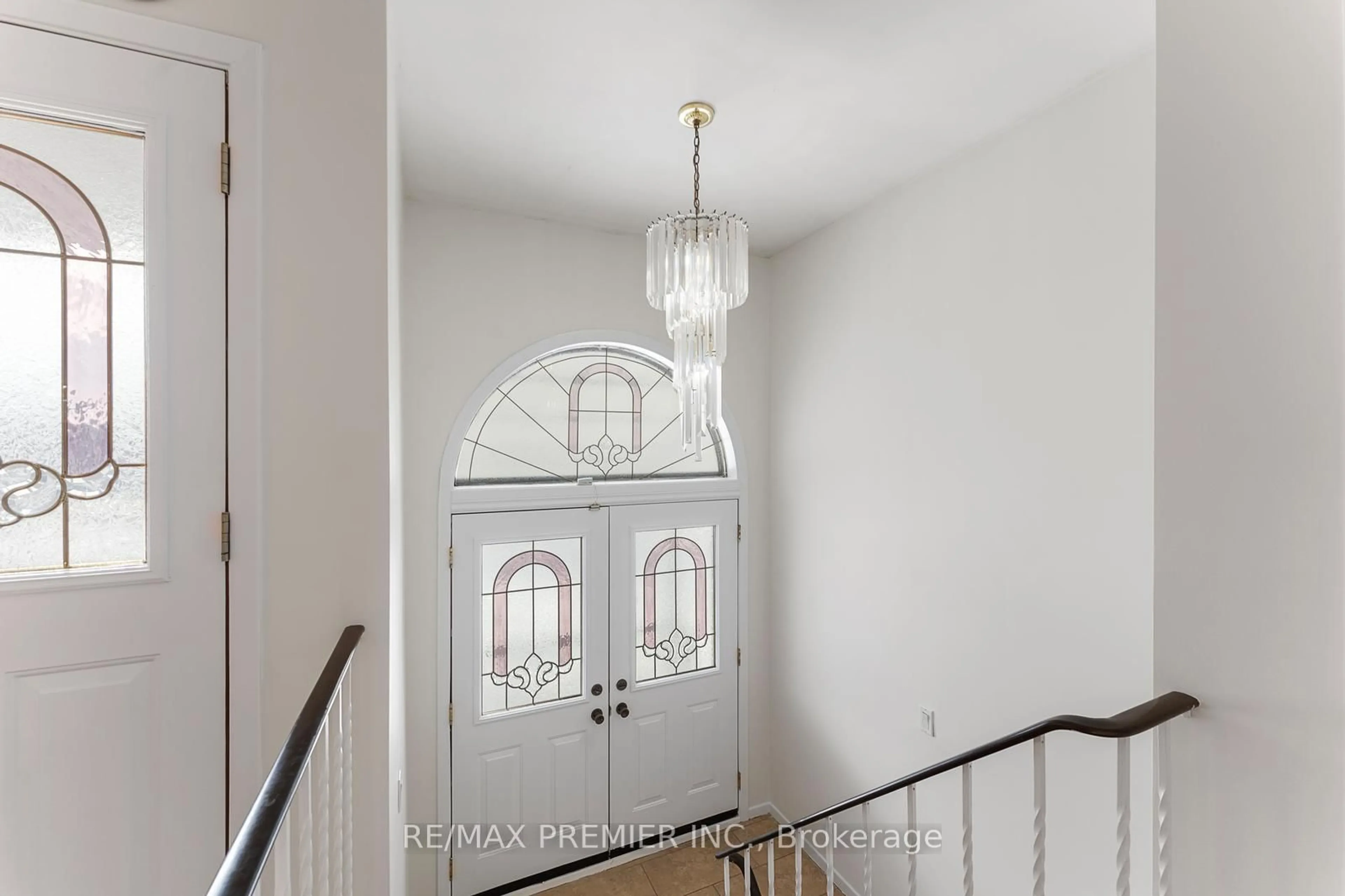 Indoor entryway for 96 Cabana Dr, Toronto Ontario M9L 1K9