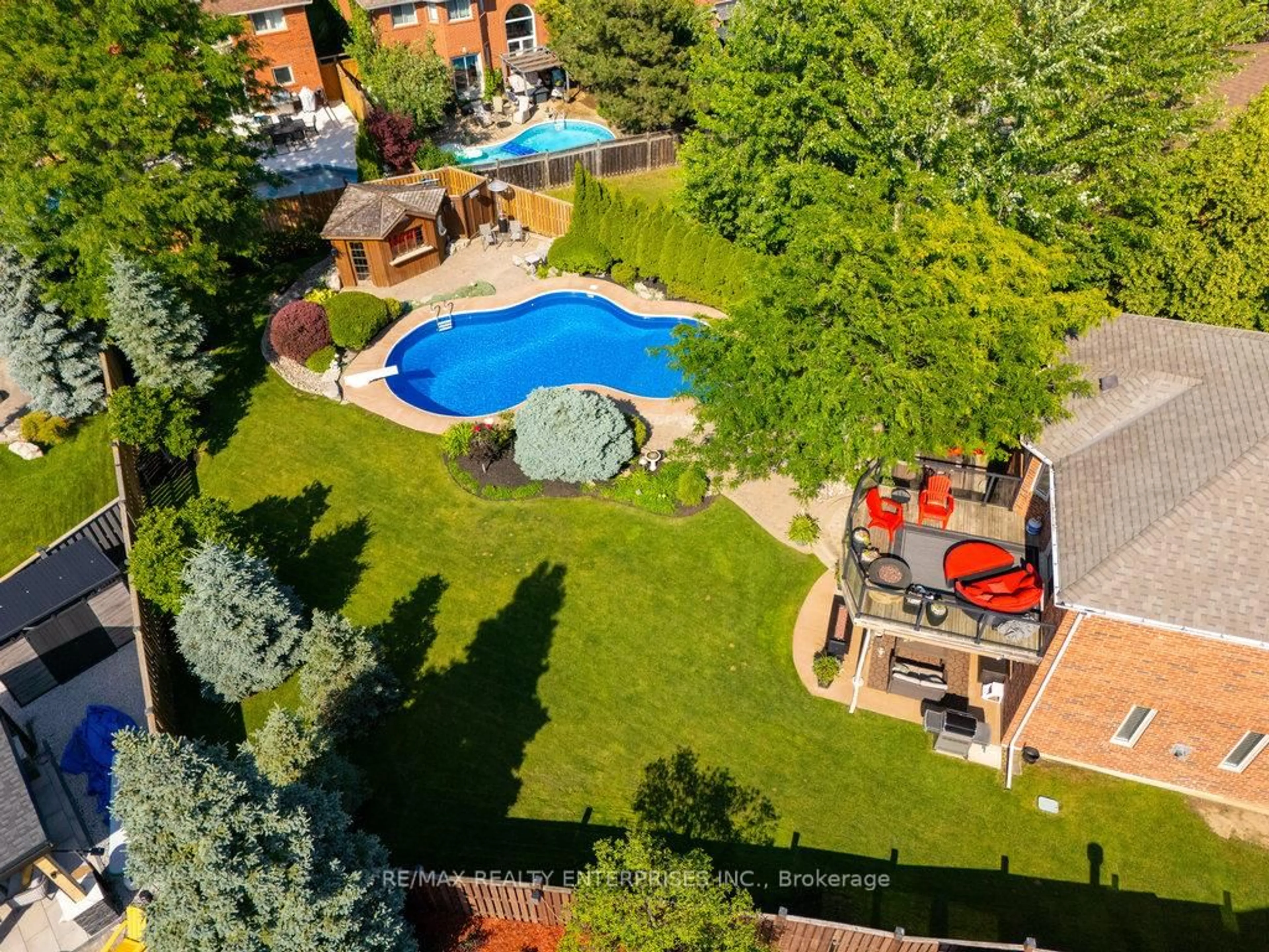 A pic from outside/outdoor area/front of a property/back of a property/a pic from drone, water/lake/river/ocean view for 16 May St, Halton Hills Ontario L7G 5T9