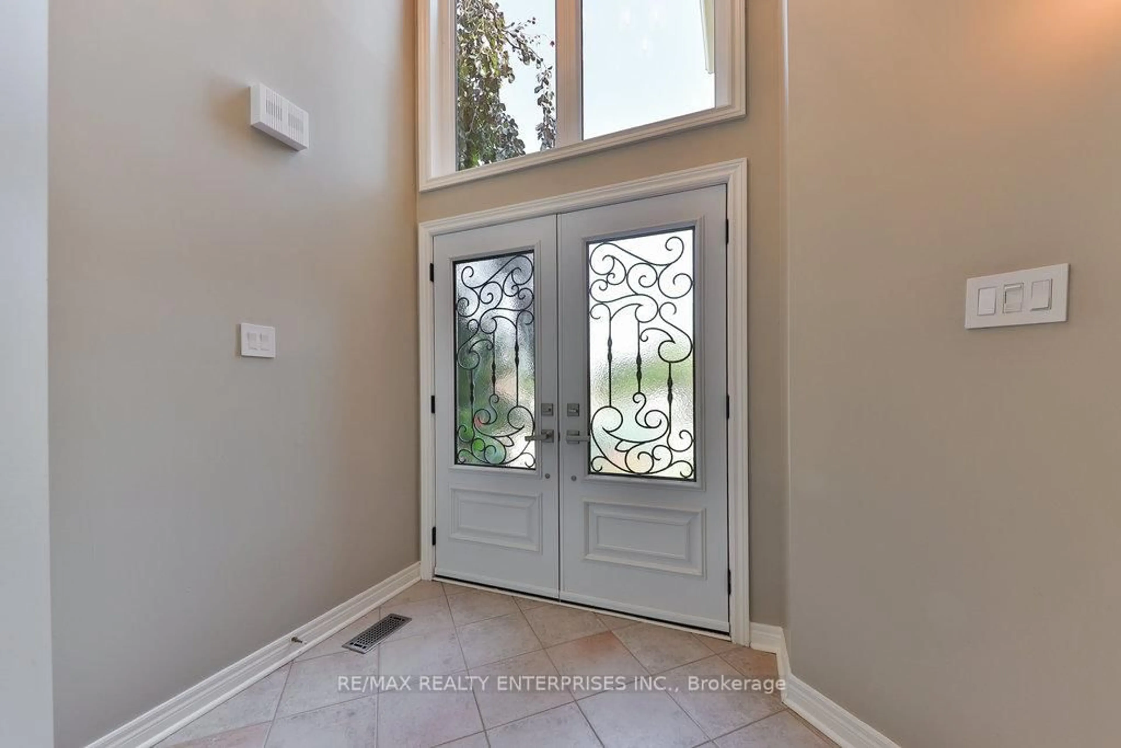Indoor entryway for 16 May St, Halton Hills Ontario L7G 5T9