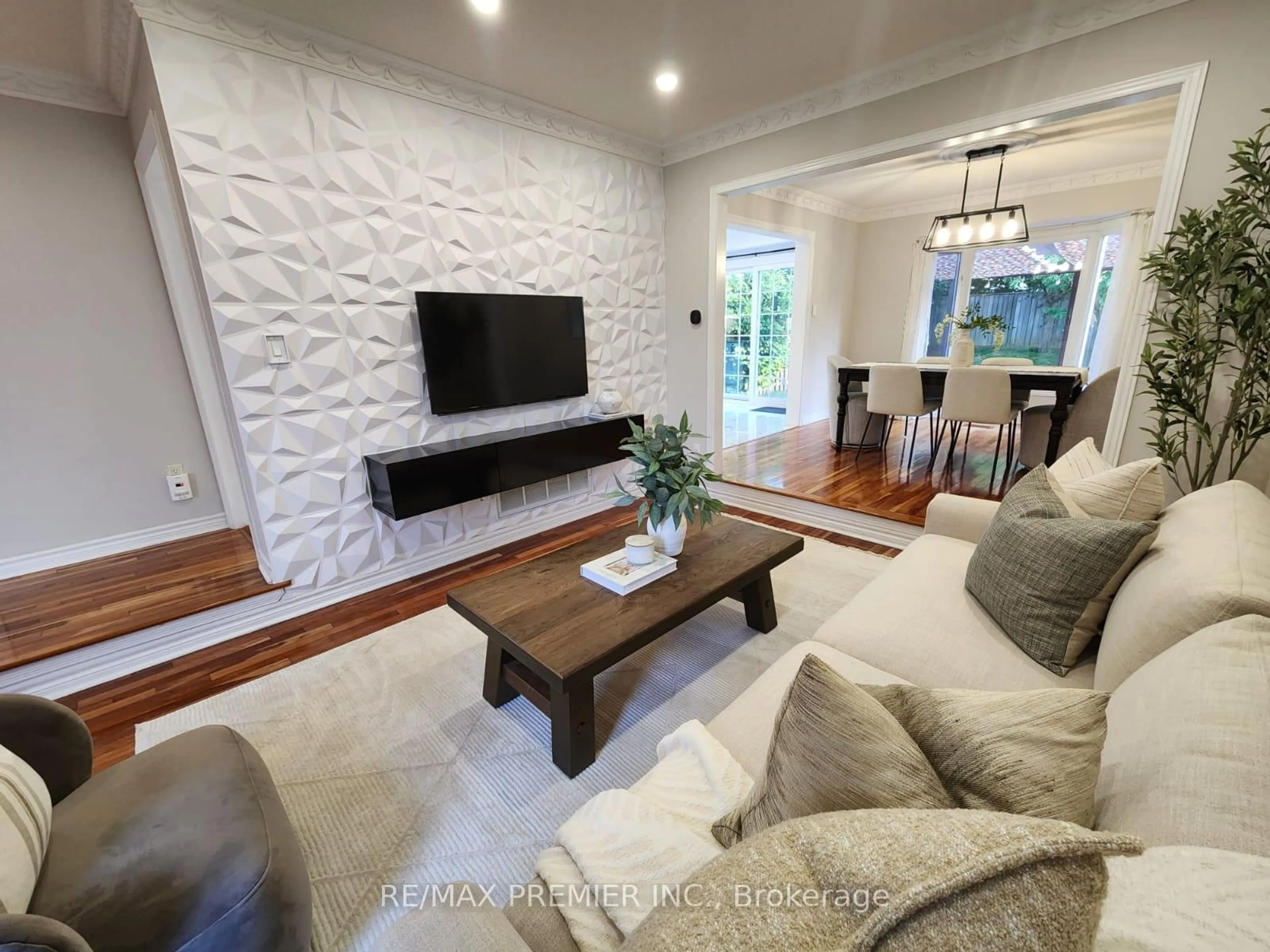 Living room with furniture, unknown for 3480 Ingram Rd, Mississauga Ontario L5L 4M7
