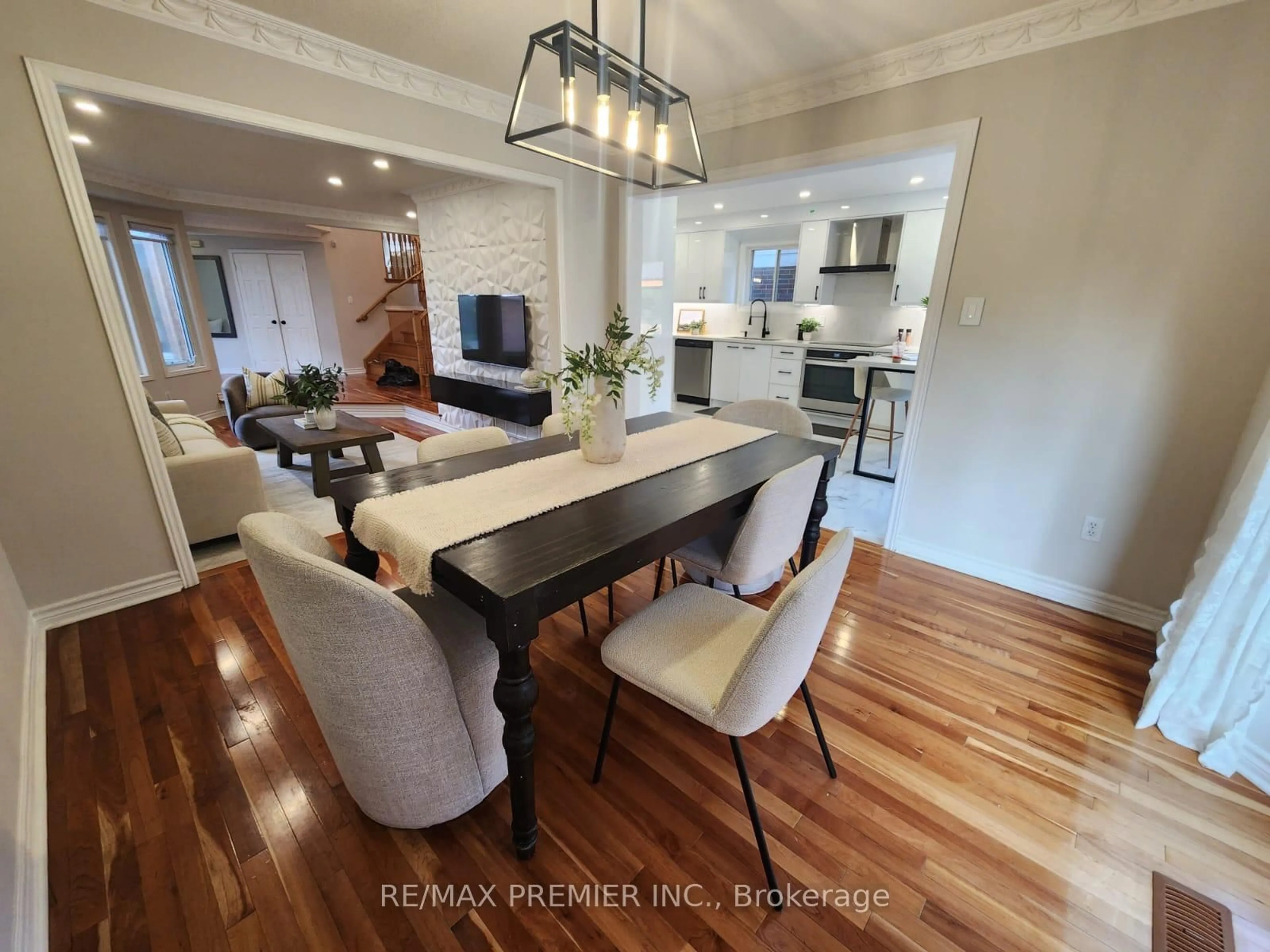 Open concept kitchen, wood/laminate floor for 3480 Ingram Rd, Mississauga Ontario L5L 4M7