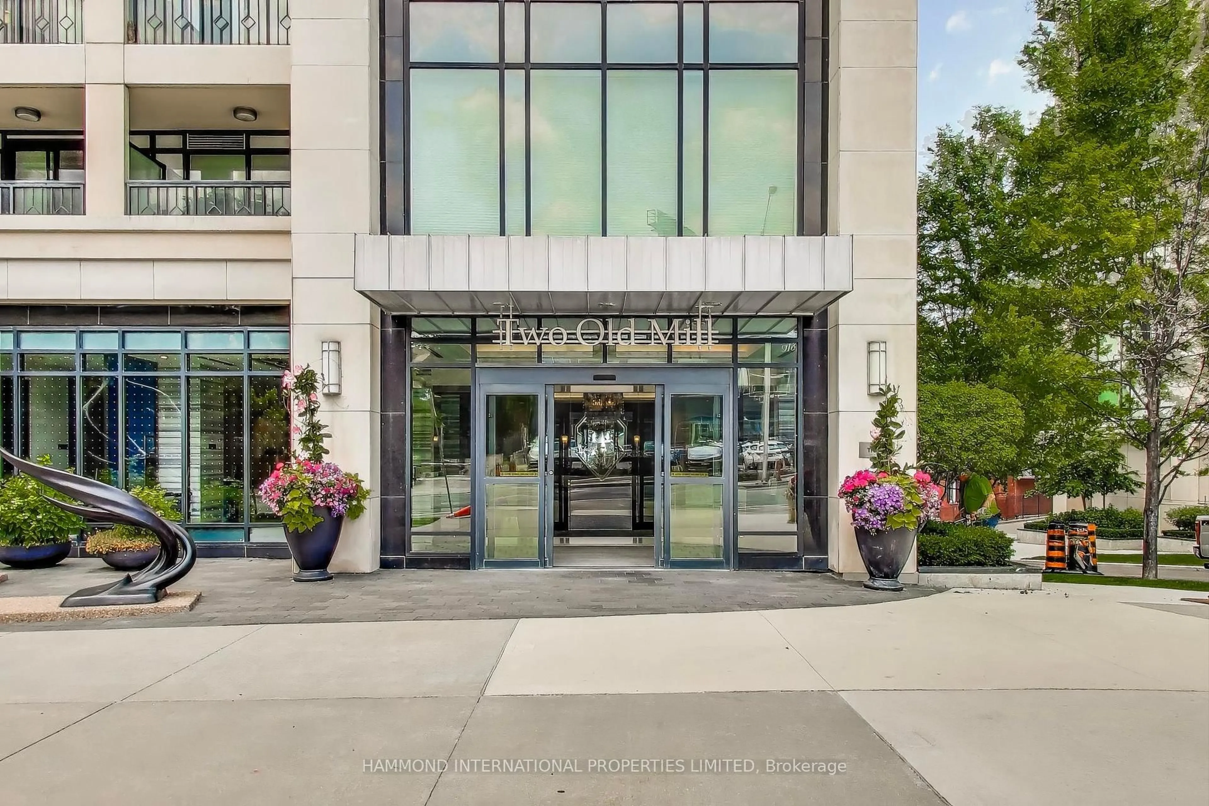 Indoor foyer for 2 Old Mill Dr #610, Toronto Ontario M6S 0A2