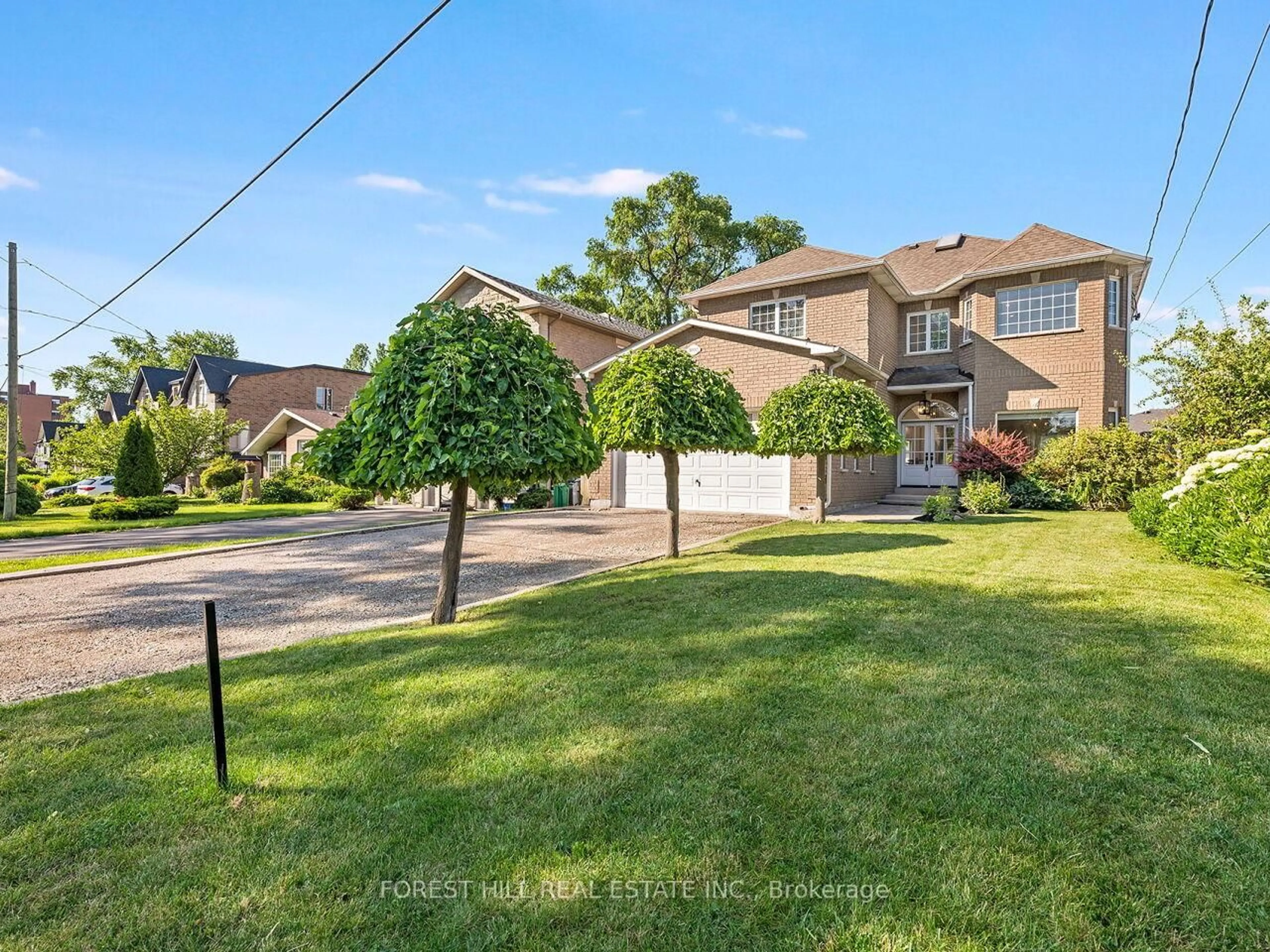 A pic from outside/outdoor area/front of a property/back of a property/a pic from drone, street for 1092 Shaw Dr, Mississauga Ontario L5G 3Z4