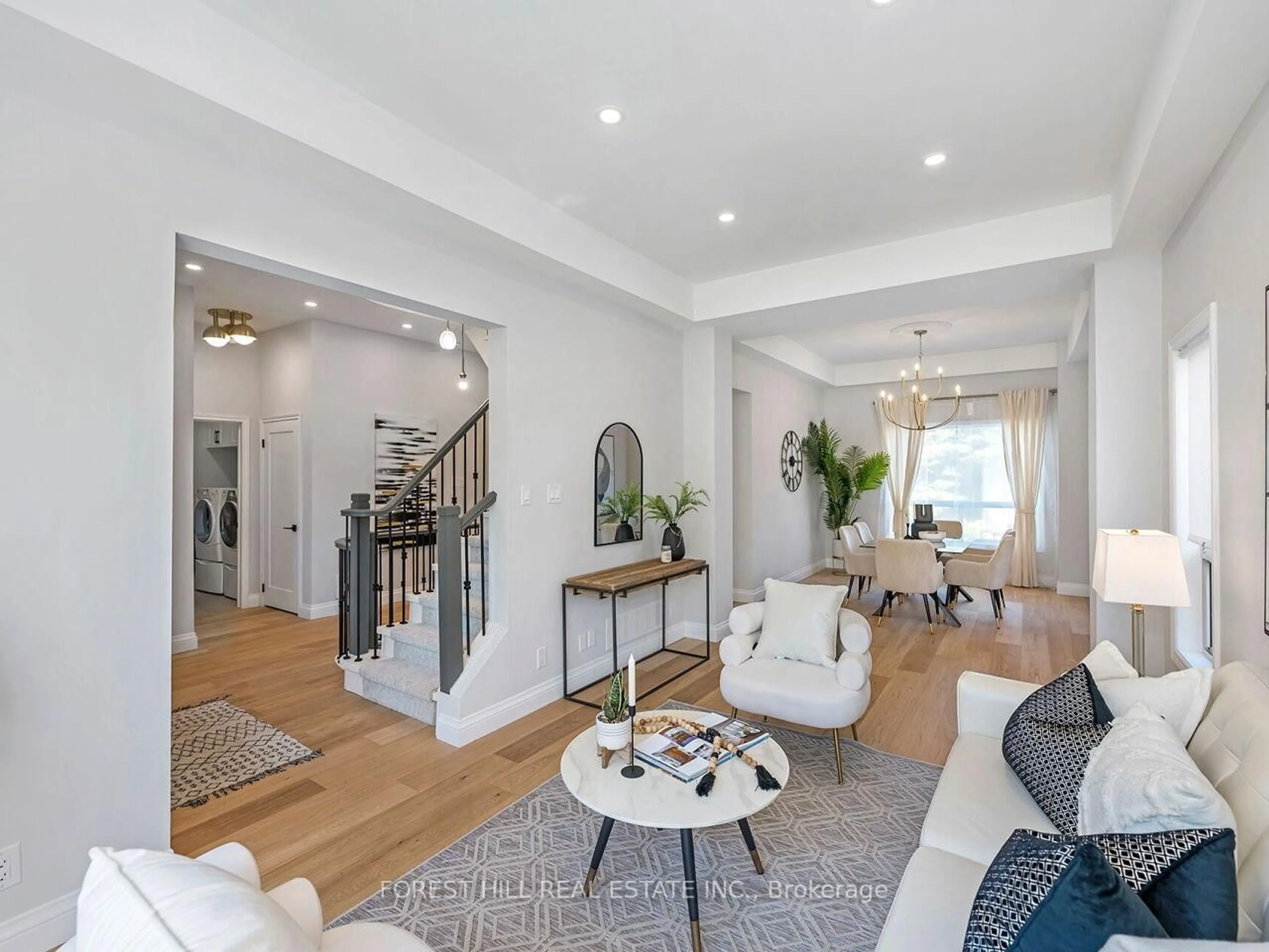 Living room with furniture, unknown for 1092 Shaw Dr, Mississauga Ontario L5G 3Z4