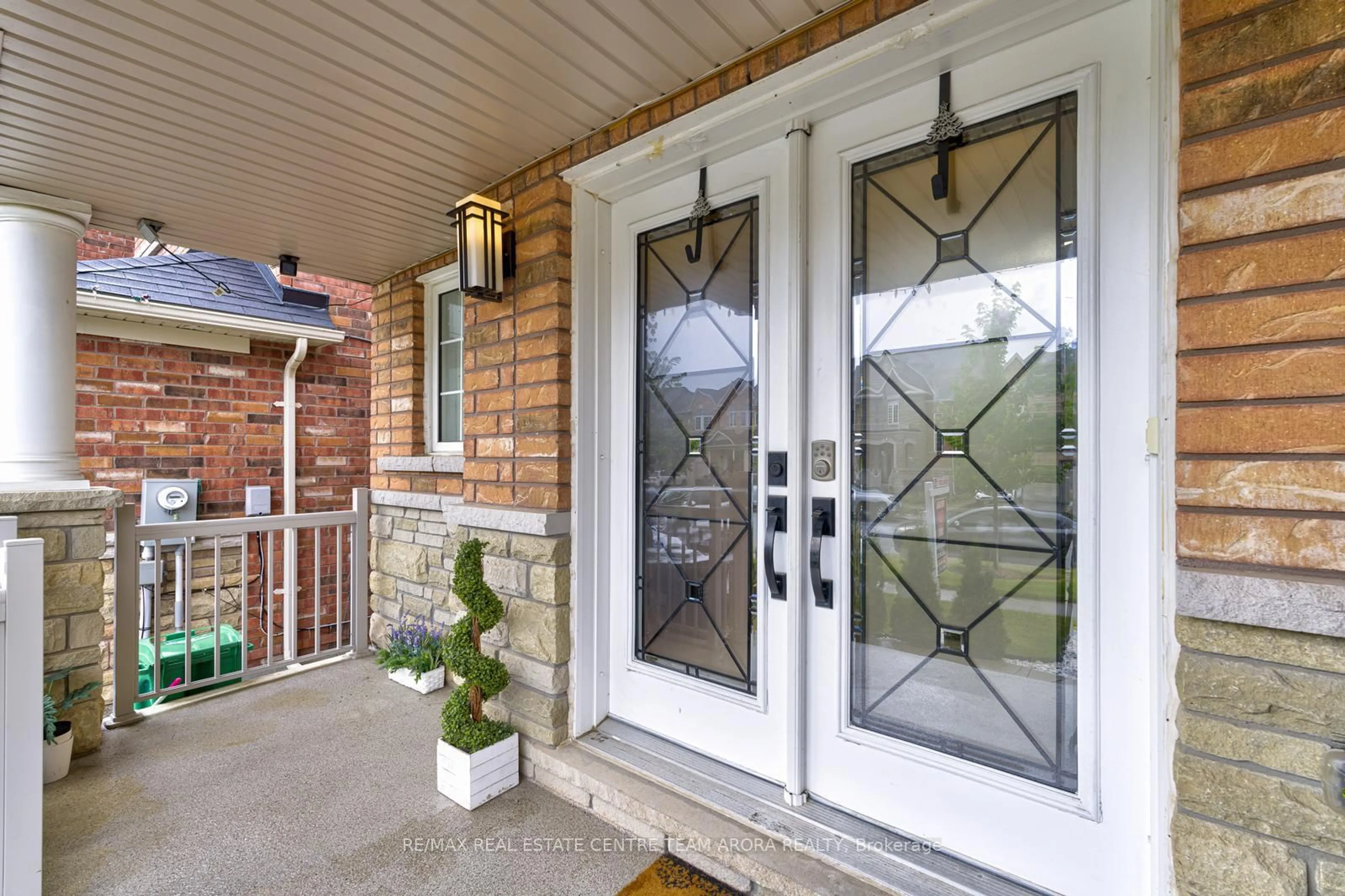 Indoor entryway for 16 Valleyway Dr, Brampton Ontario L6X 5G3