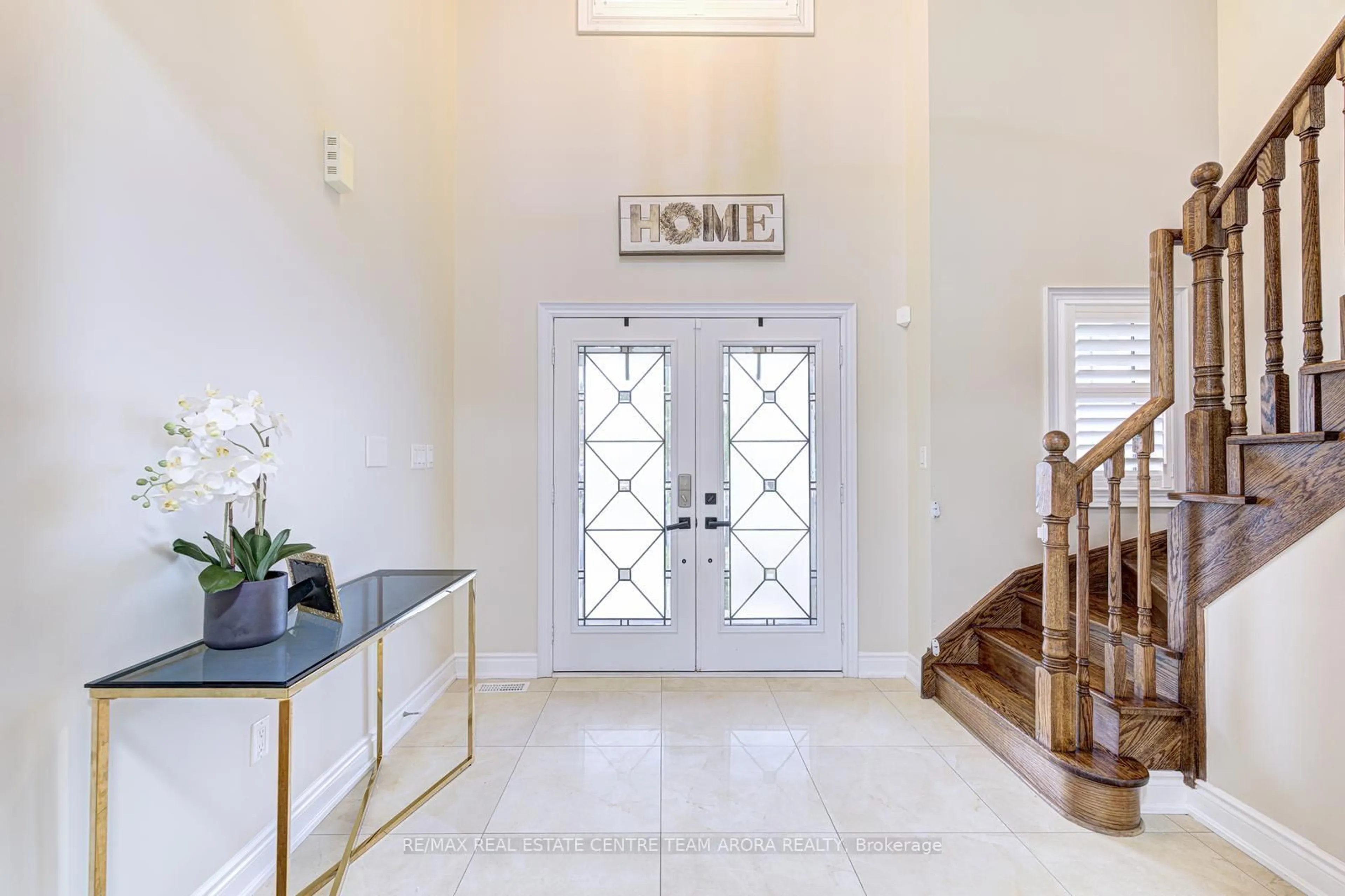 Indoor entryway for 16 Valleyway Dr, Brampton Ontario L6X 5G3