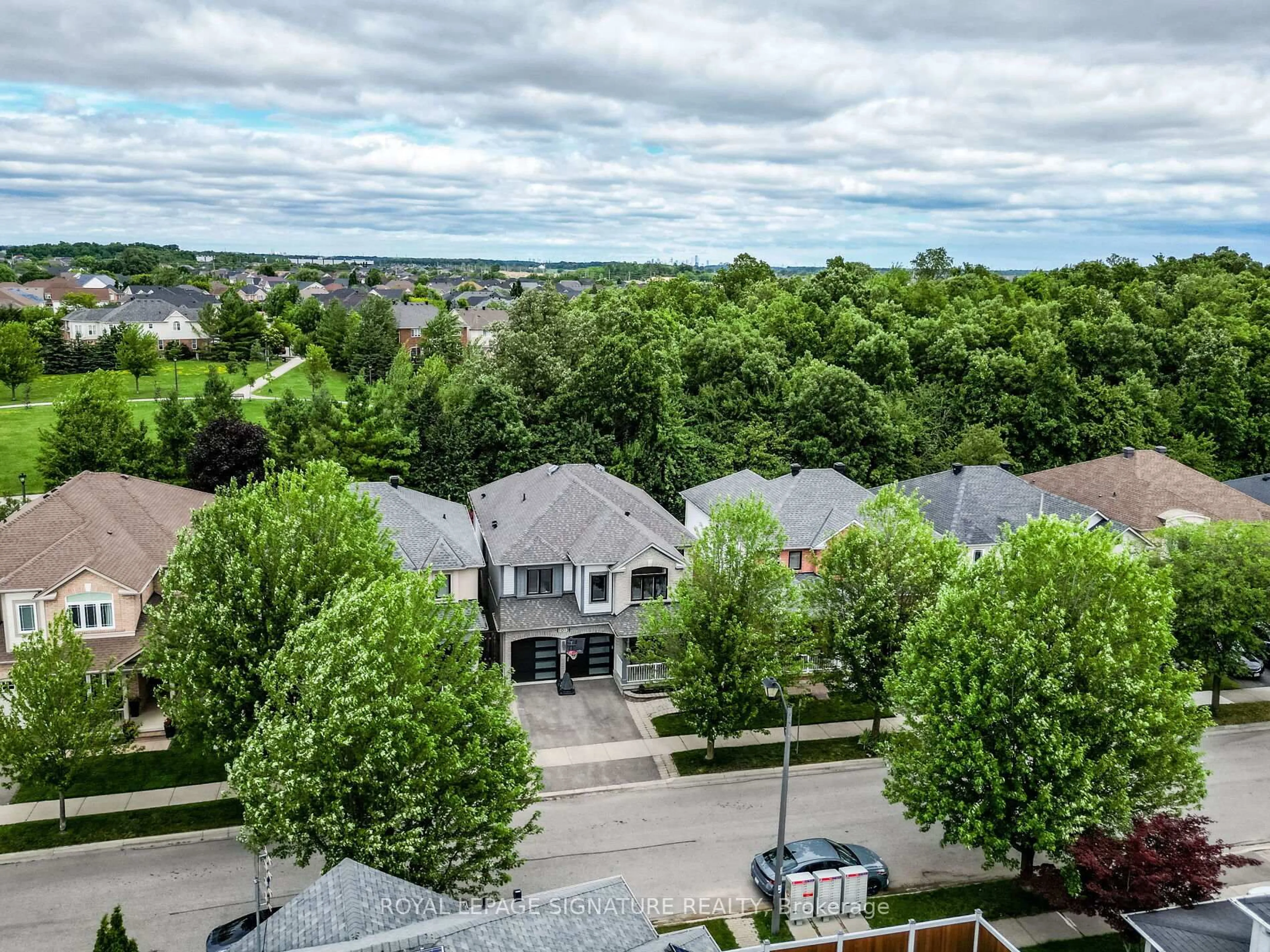 A pic from outside/outdoor area/front of a property/back of a property/a pic from drone, city buildings view from balcony for 1013 Freeman Tr, Milton Ontario L9T 5T3