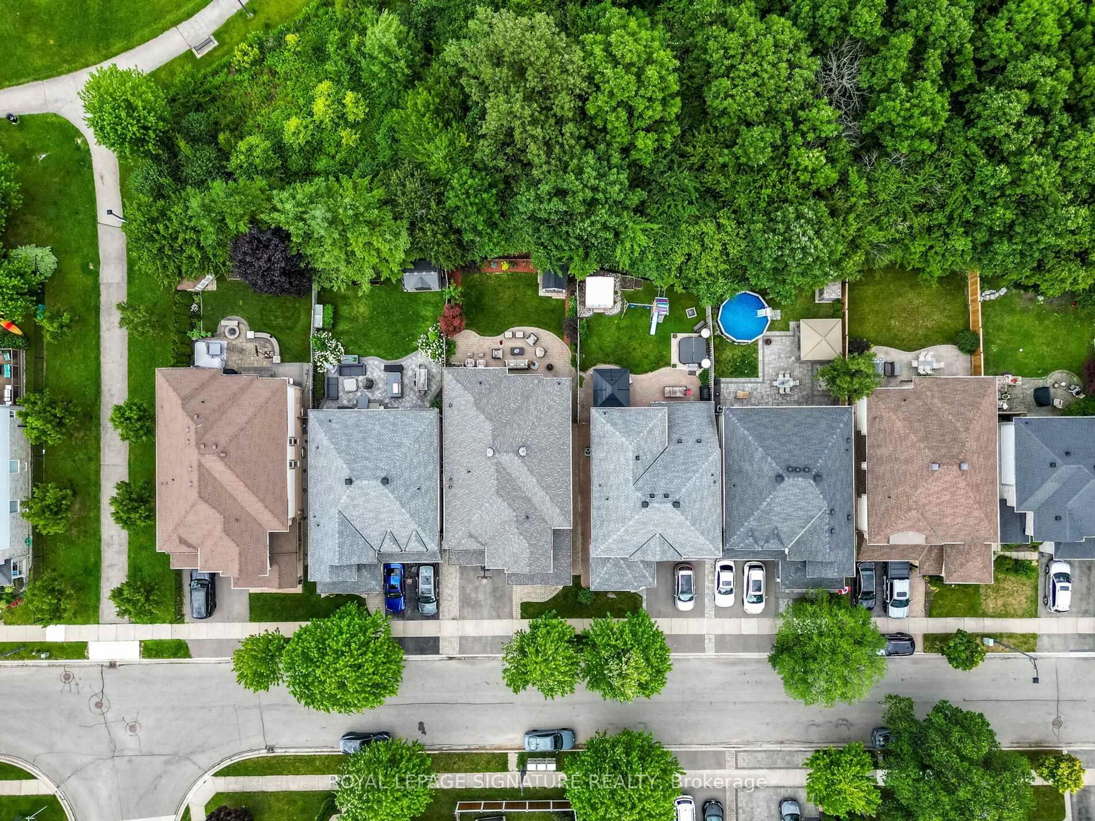 A pic from outside/outdoor area/front of a property/back of a property/a pic from drone, street for 1013 Freeman Tr, Milton Ontario L9T 5T3