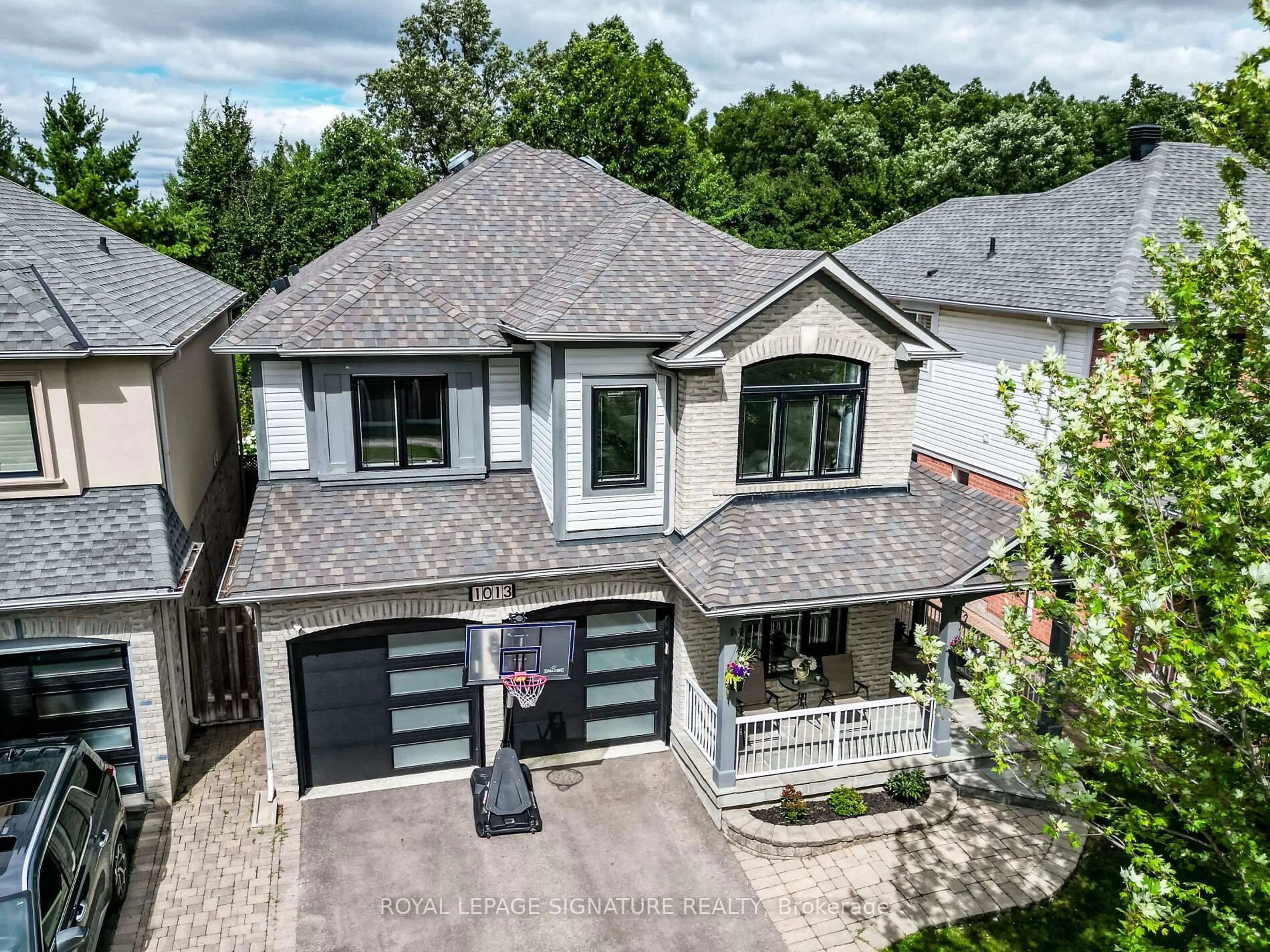 A pic from outside/outdoor area/front of a property/back of a property/a pic from drone, street for 1013 Freeman Tr, Milton Ontario L9T 5T3