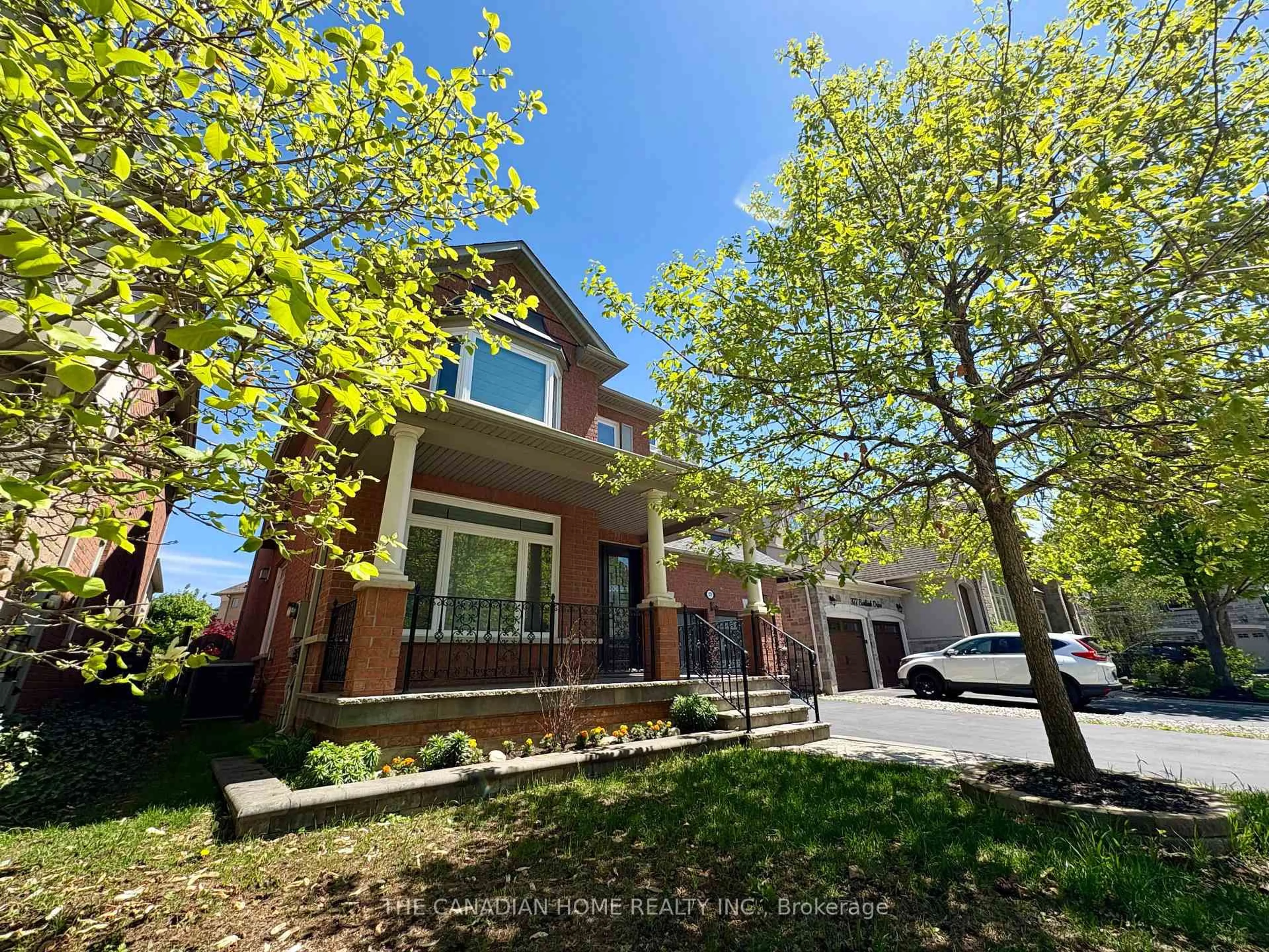 A pic from outside/outdoor area/front of a property/back of a property/a pic from drone, street for 379 Burloak Dr, Oakville Ontario L6L 6W8