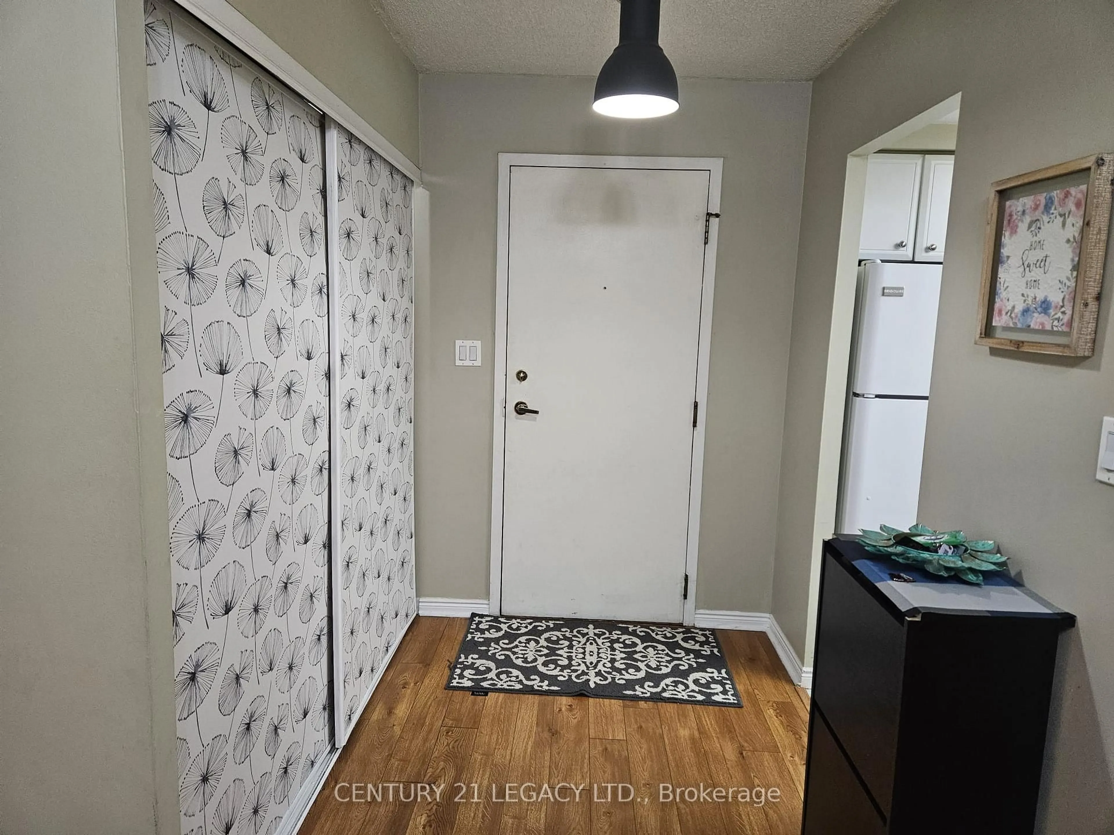 Indoor entryway for 135 Hillcrest Ave #1910, Mississauga Ontario L5B 4B1