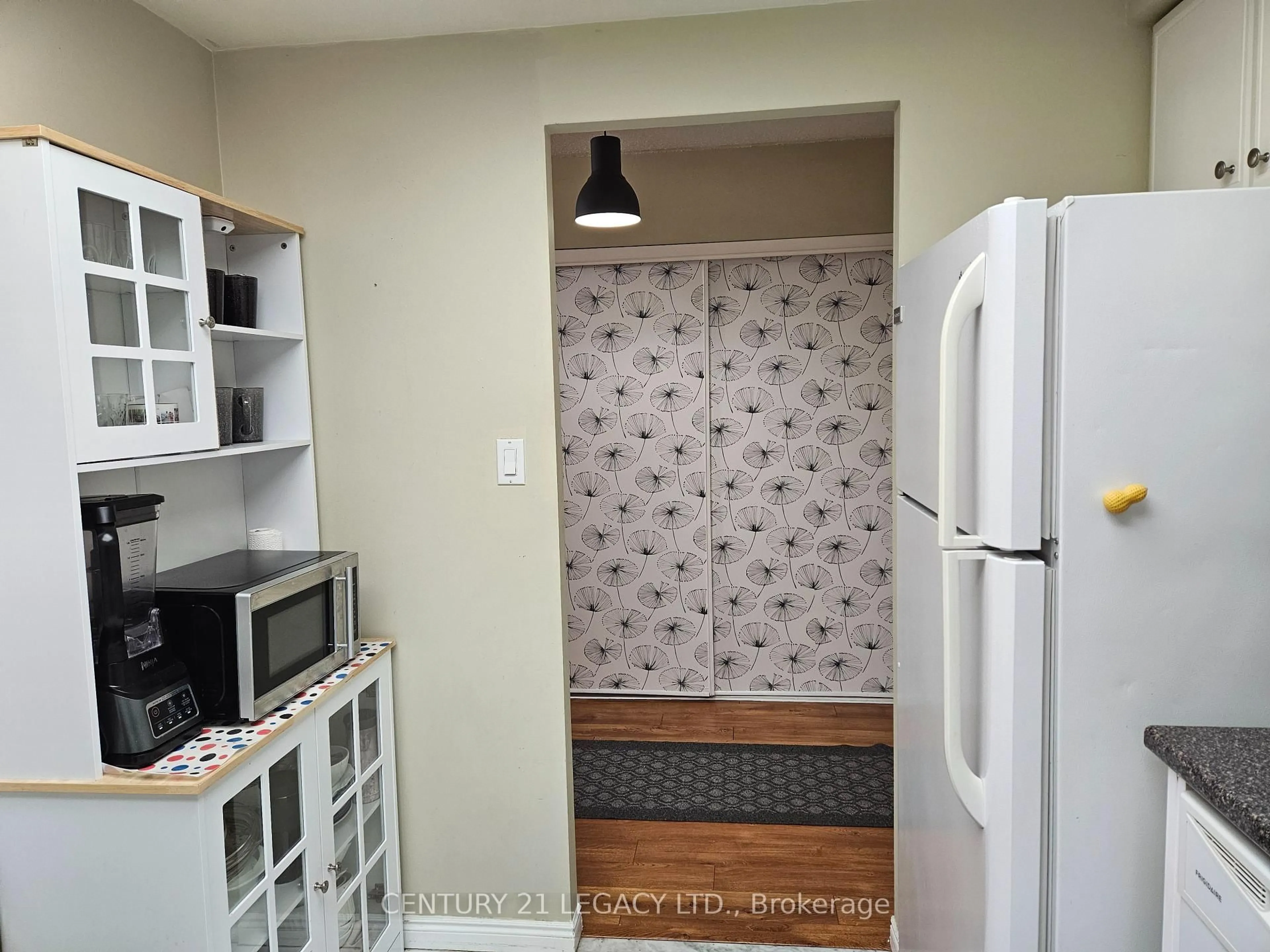 Standard kitchen, unknown for 135 Hillcrest Ave #1910, Mississauga Ontario L5B 4B1