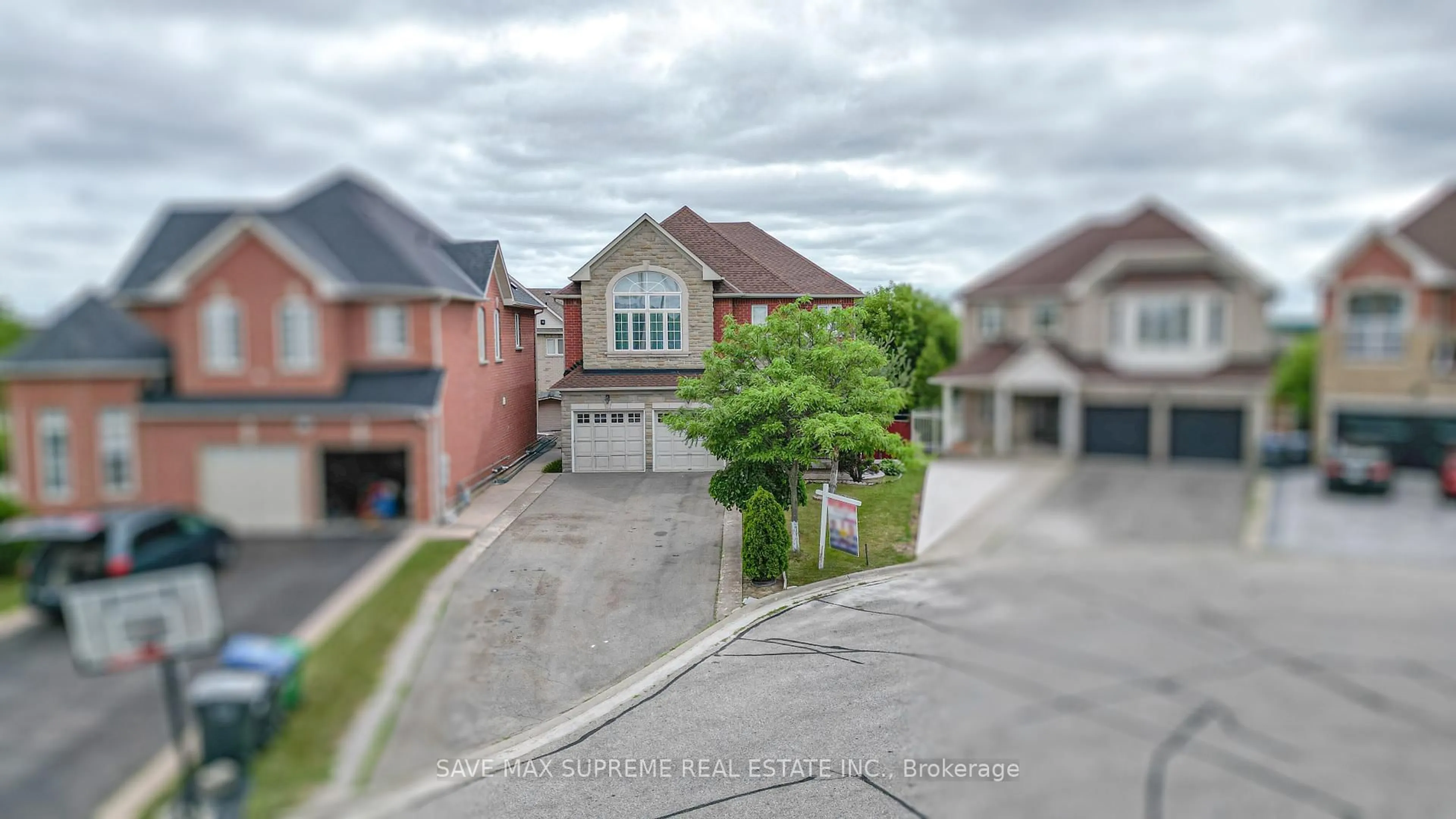 A pic from outside/outdoor area/front of a property/back of a property/a pic from drone, street for 4 Ozark Crt, Brampton Ontario L6Y 0L4