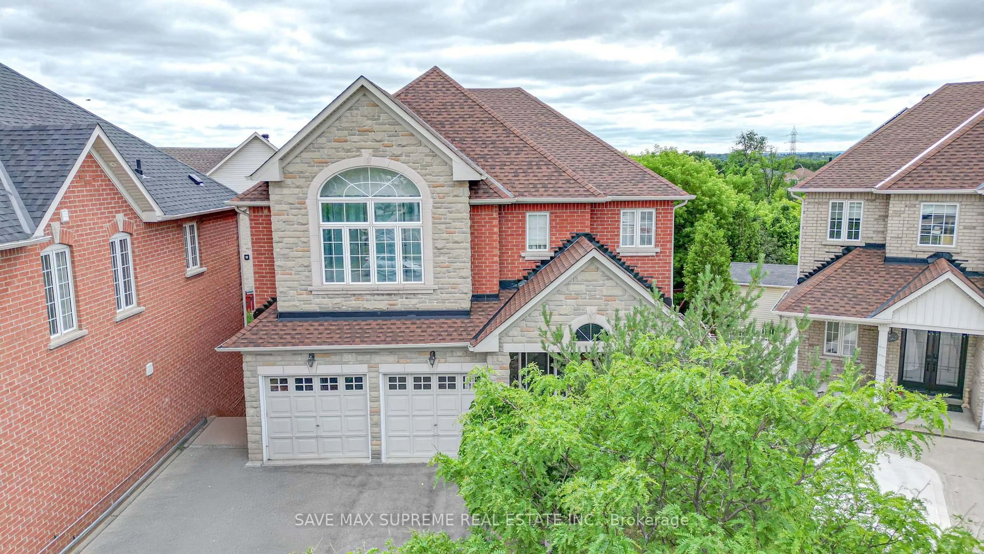 A pic from outside/outdoor area/front of a property/back of a property/a pic from drone, street for 4 Ozark Crt, Brampton Ontario L6Y 0L4