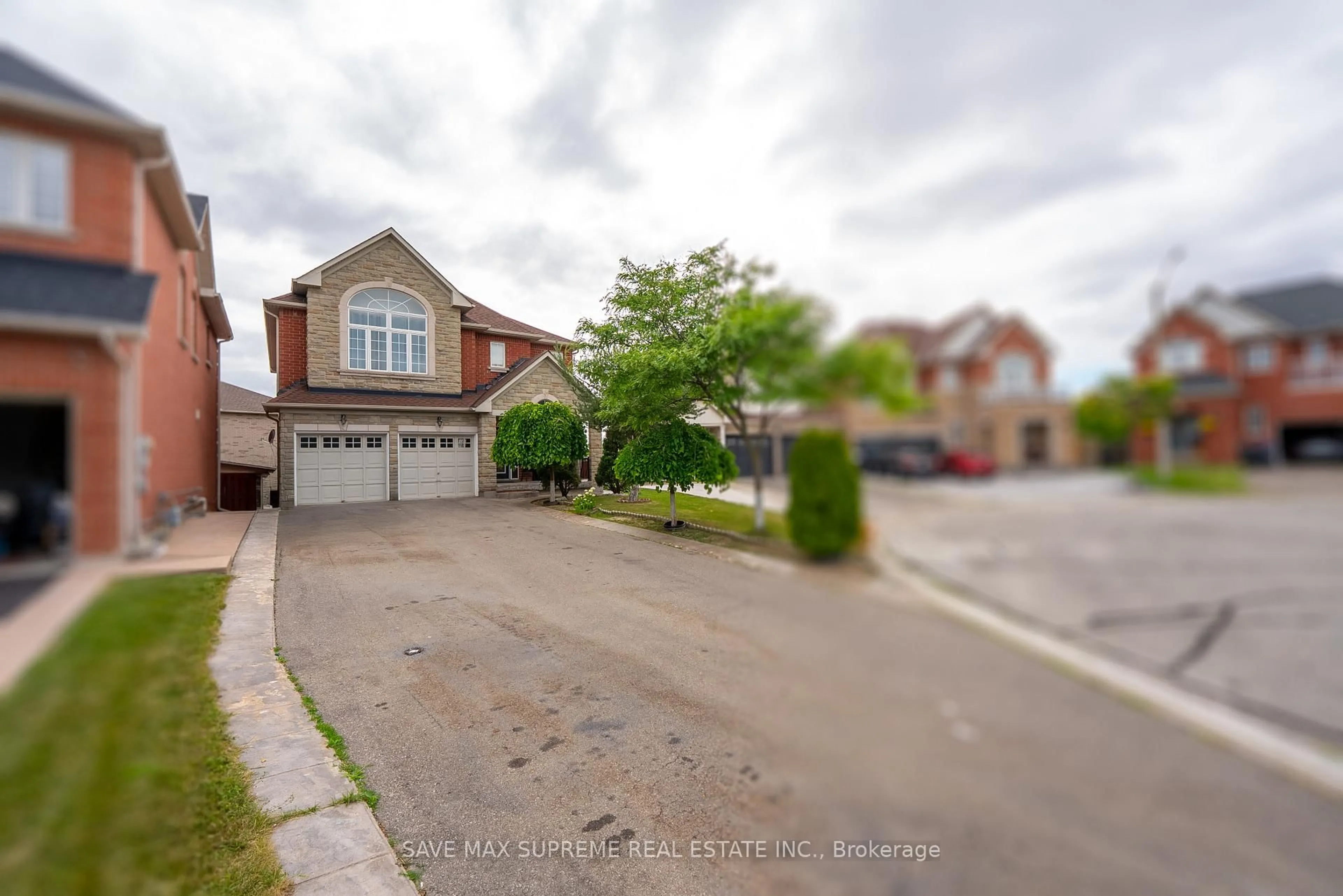 A pic from outside/outdoor area/front of a property/back of a property/a pic from drone, street for 4 Ozark Crt, Brampton Ontario L6Y 0L4