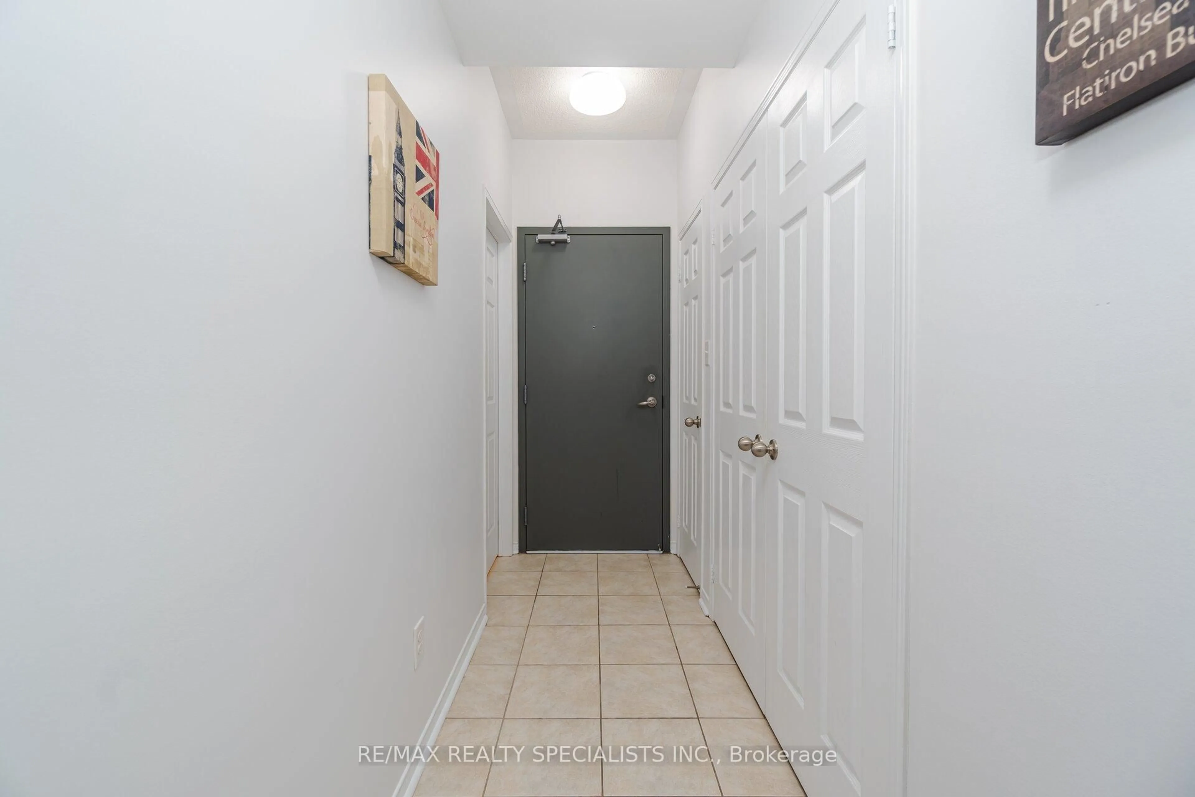 Indoor entryway for 5150 Winston Churchill Blvd #106, Mississauga Ontario L5M 0P1