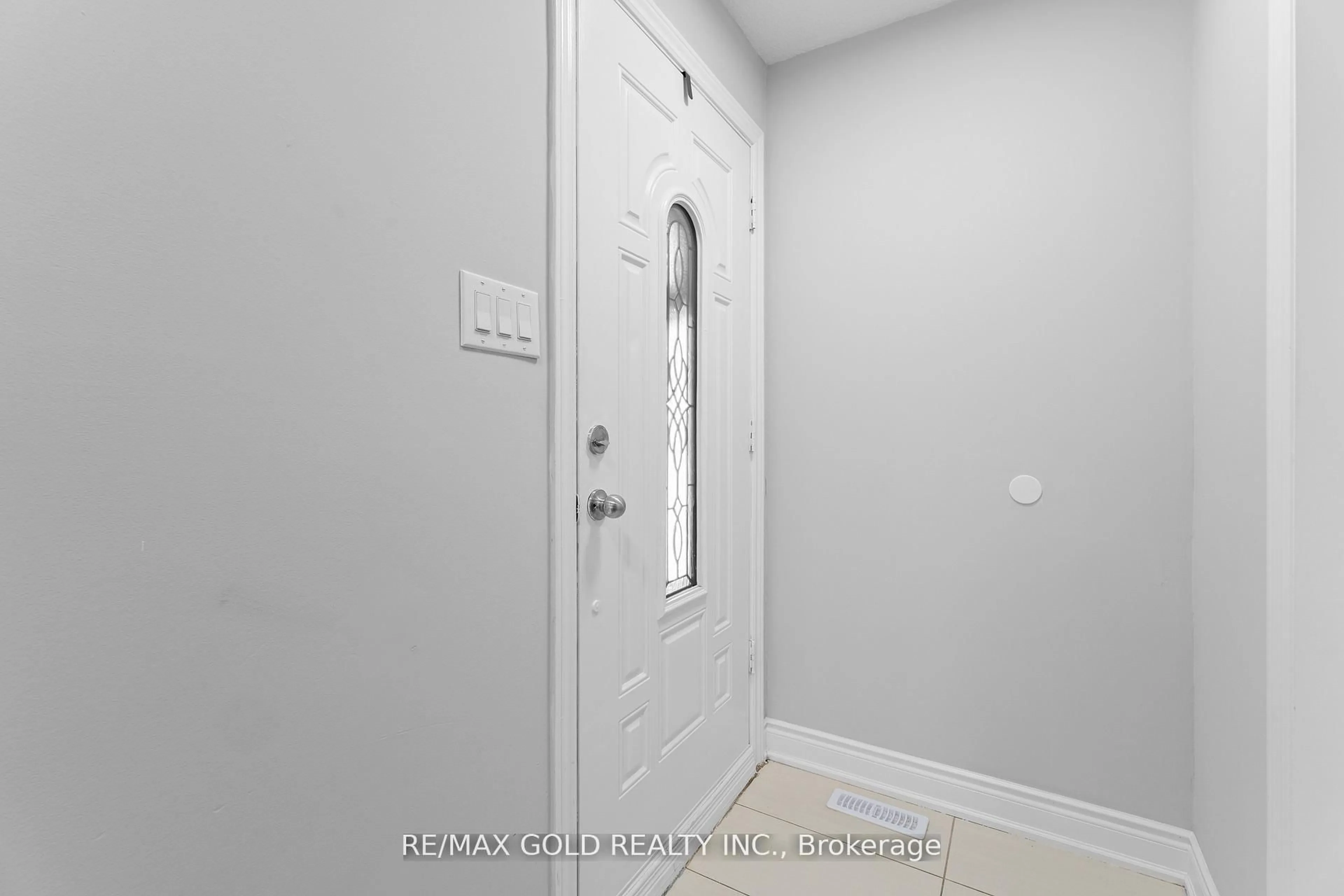 Indoor entryway for 123 Tulip Dr, Brampton Ontario L6Y 3X6