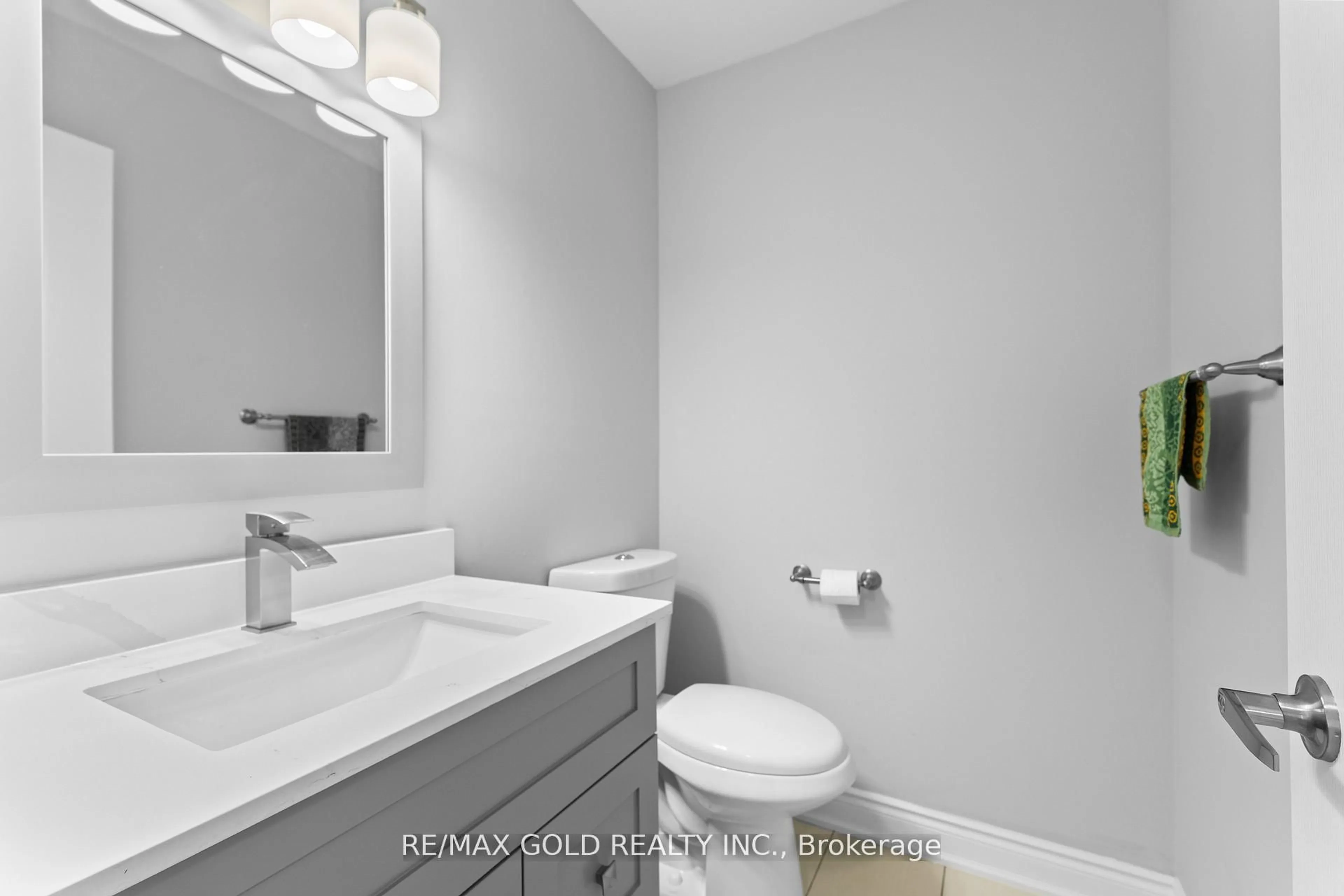 Standard bathroom, ceramic/tile floor for 123 Tulip Dr, Brampton Ontario L6Y 3X6