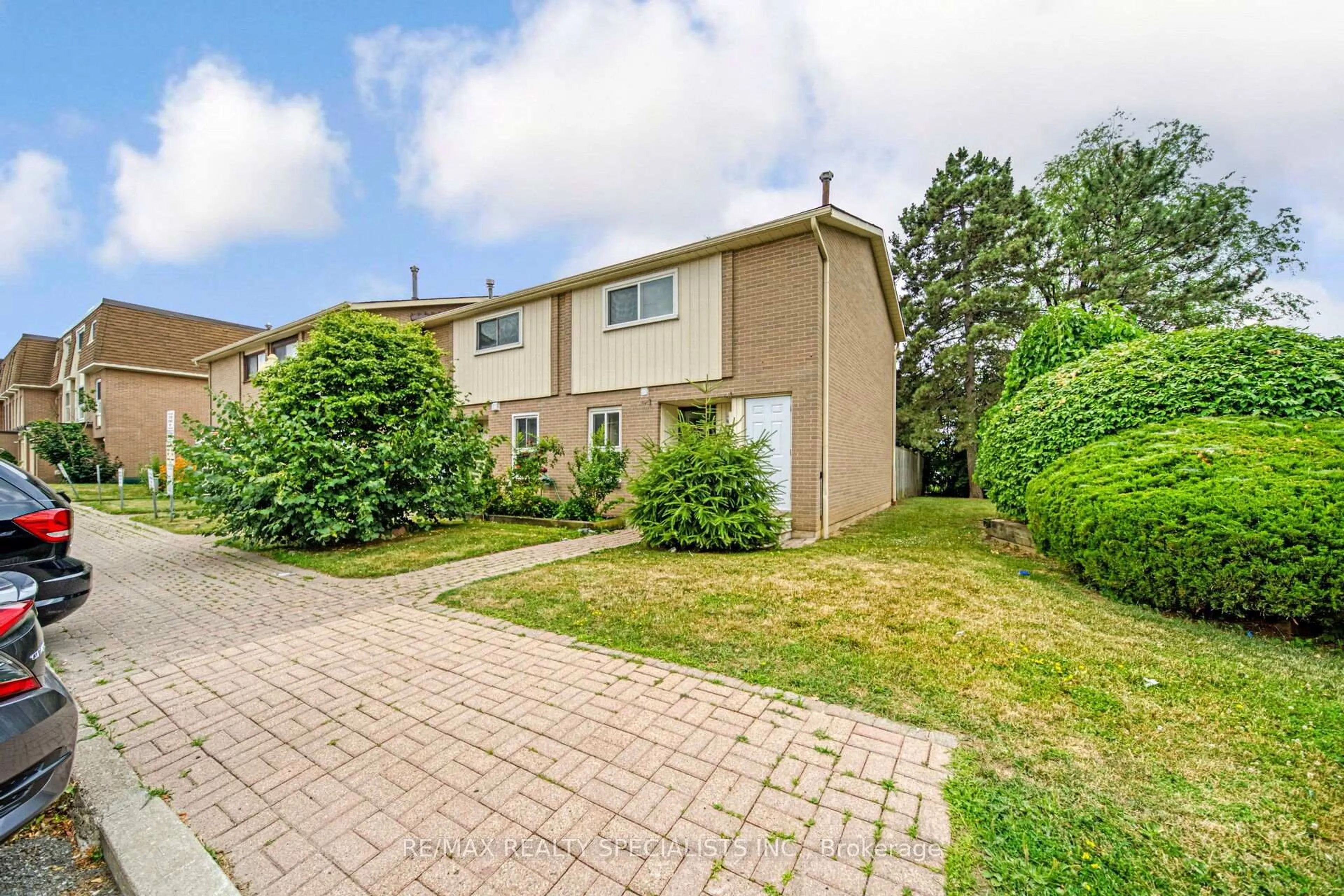A pic from outside/outdoor area/front of a property/back of a property/a pic from drone, street for 1 Craigleigh Cres, Brampton Ontario L6T 2E3