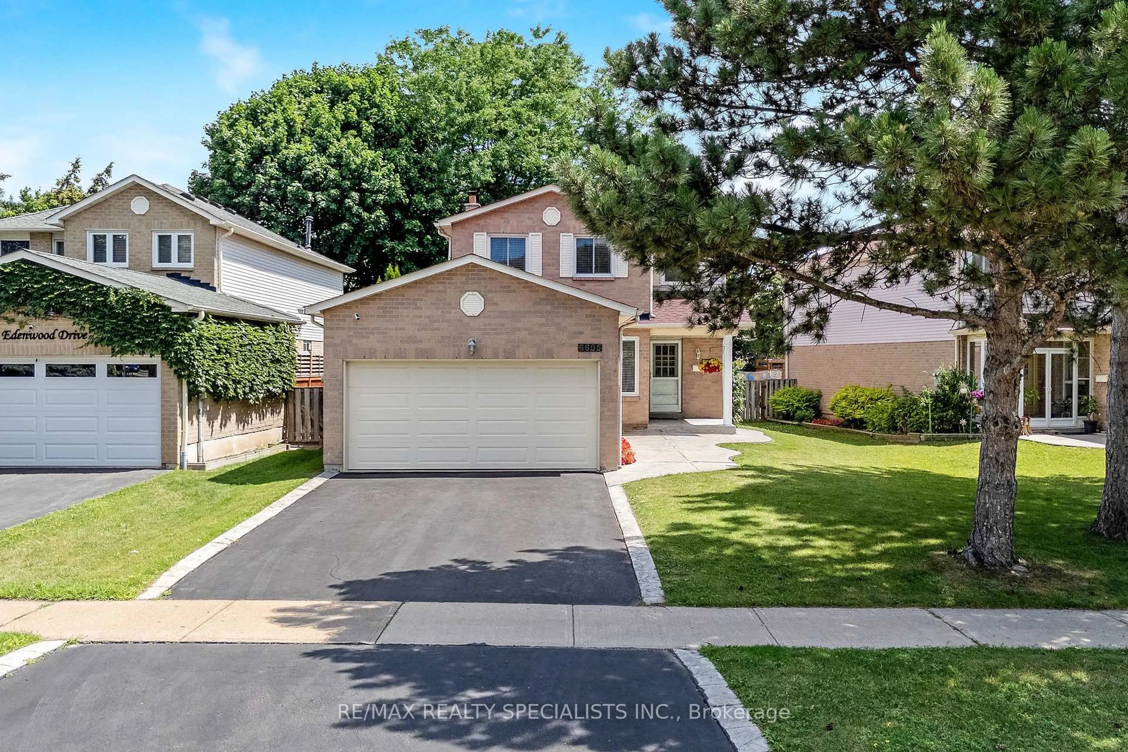 A pic from outside/outdoor area/front of a property/back of a property/a pic from drone, street for 6605 Edenwood Dr, Mississauga Ontario L5N 3E9