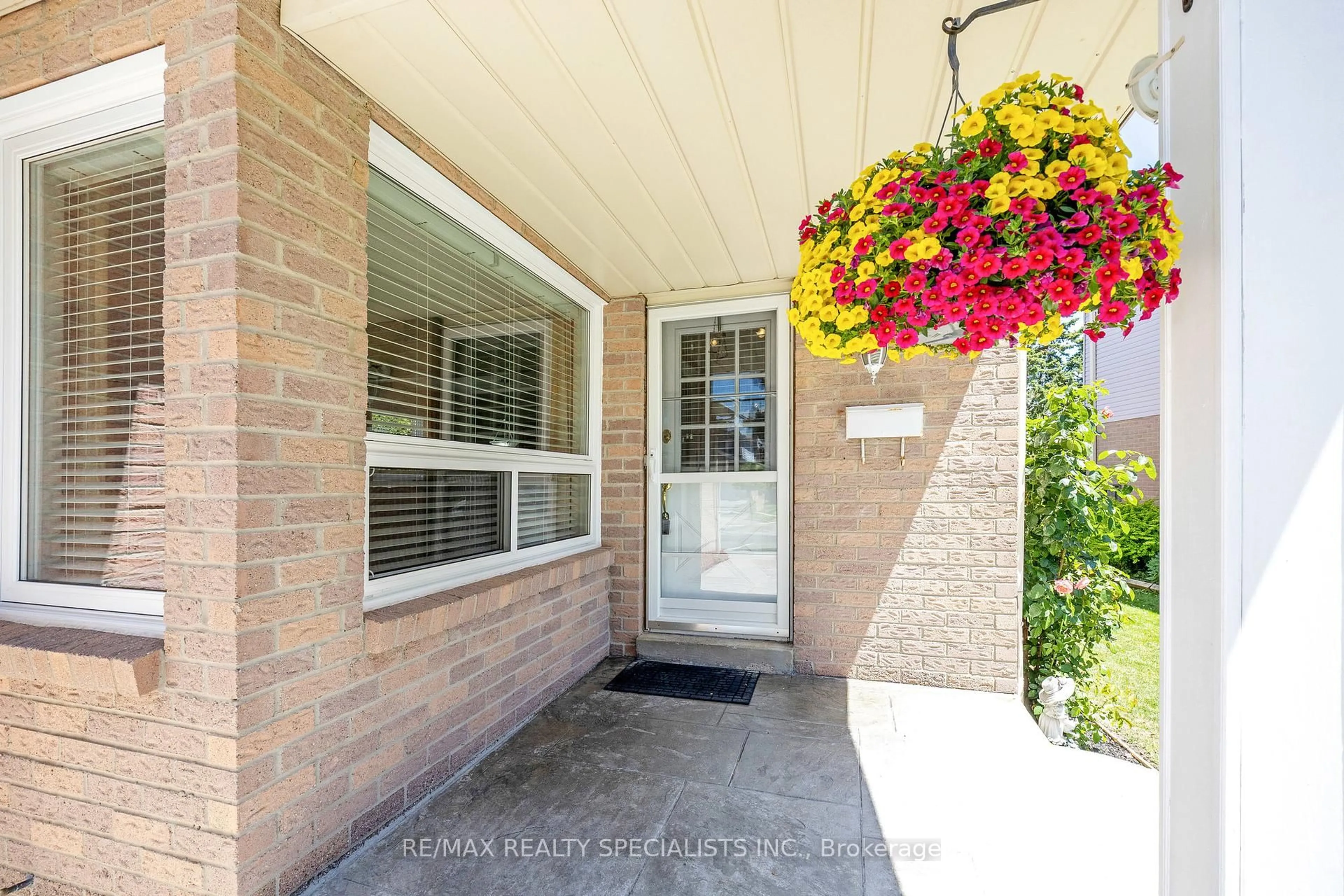 Indoor entryway for 6605 Edenwood Dr, Mississauga Ontario L5N 3E9