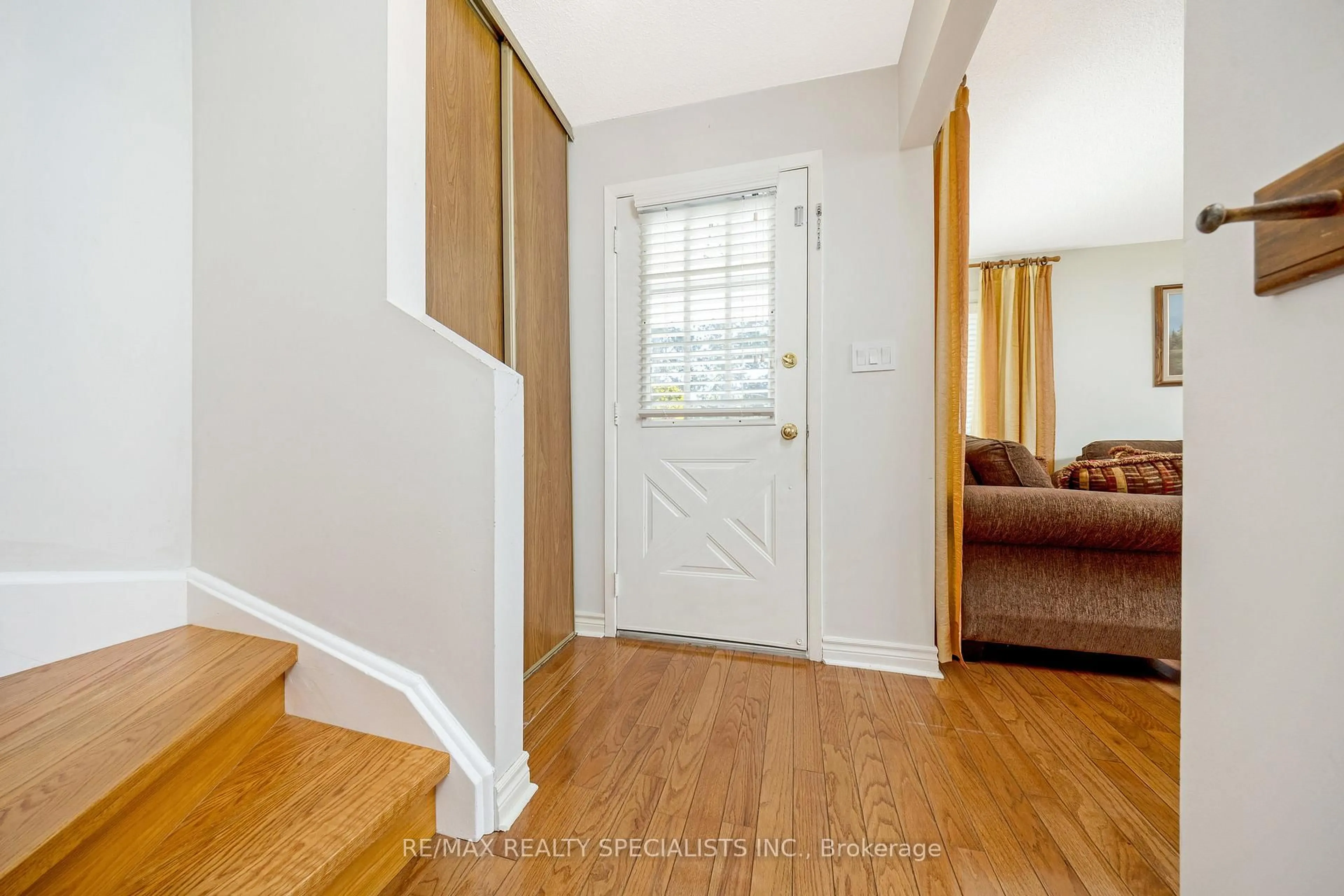Indoor entryway for 6605 Edenwood Dr, Mississauga Ontario L5N 3E9