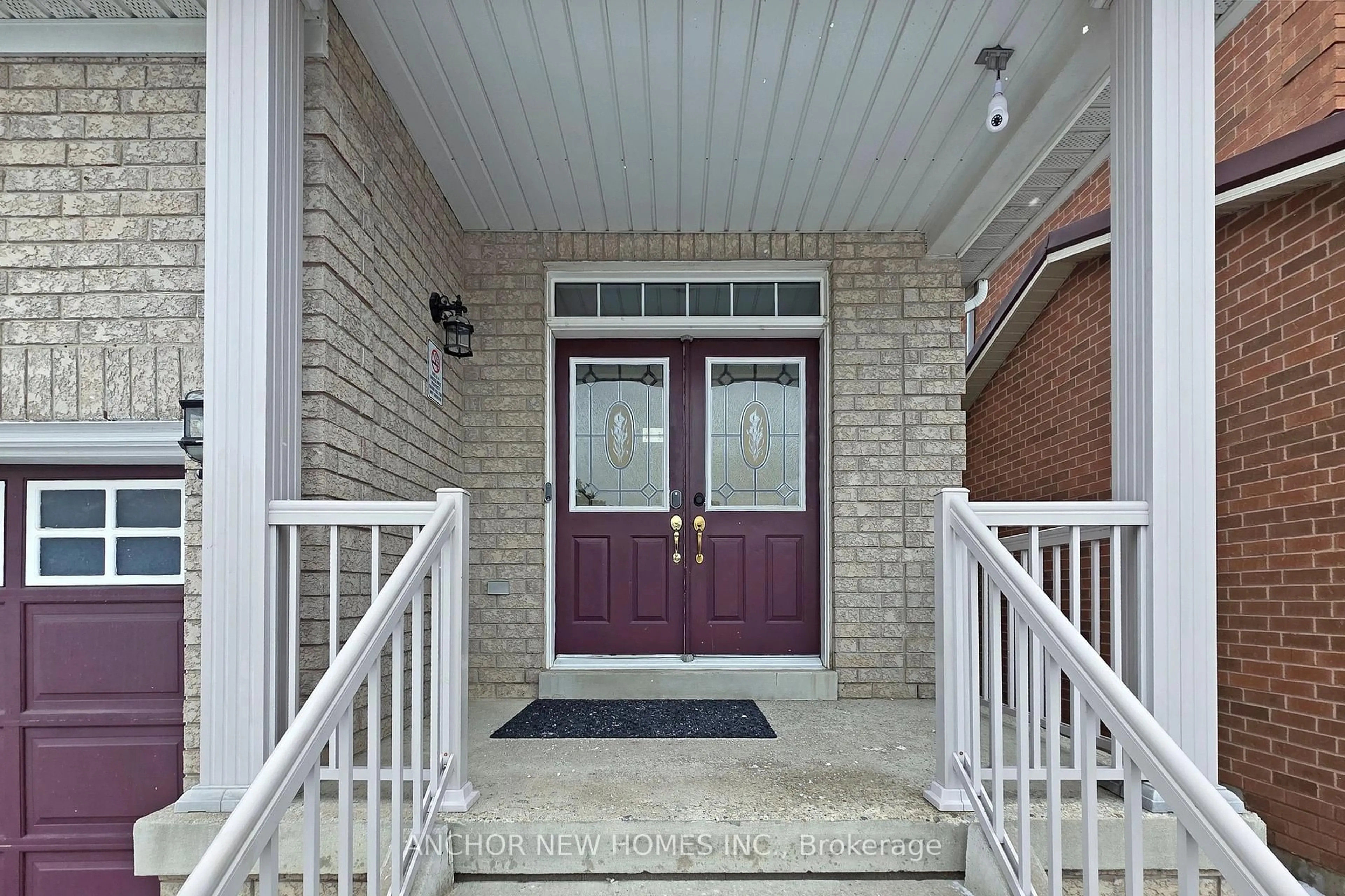 Indoor entryway for 15 New Hampshire Crt, Brampton Ontario L6S 0B9